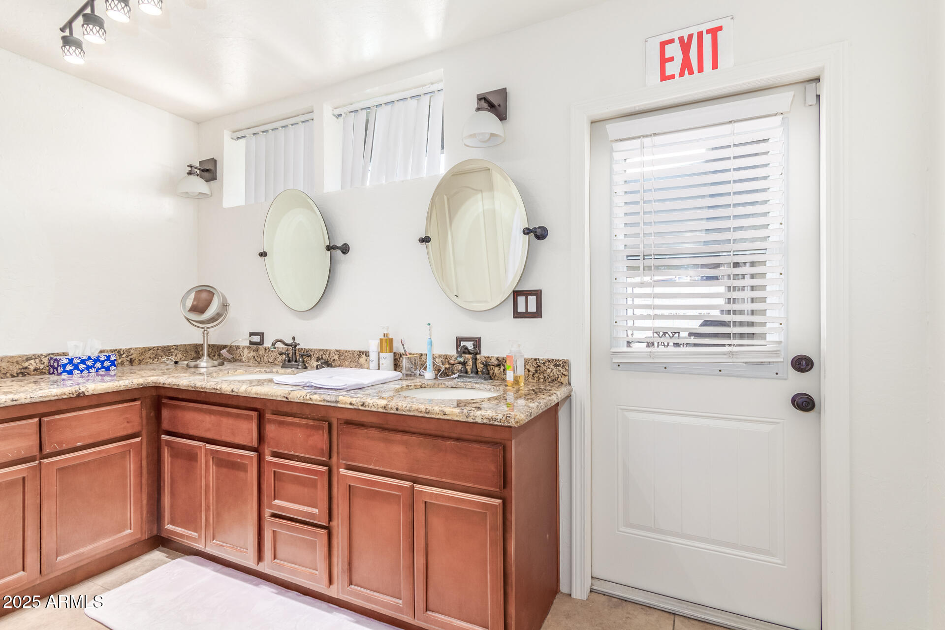 3312 S VENTURA Drive