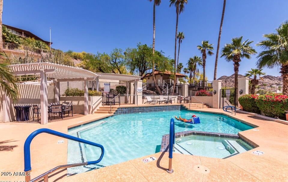 1817 E HAYWARD Avenue, 3