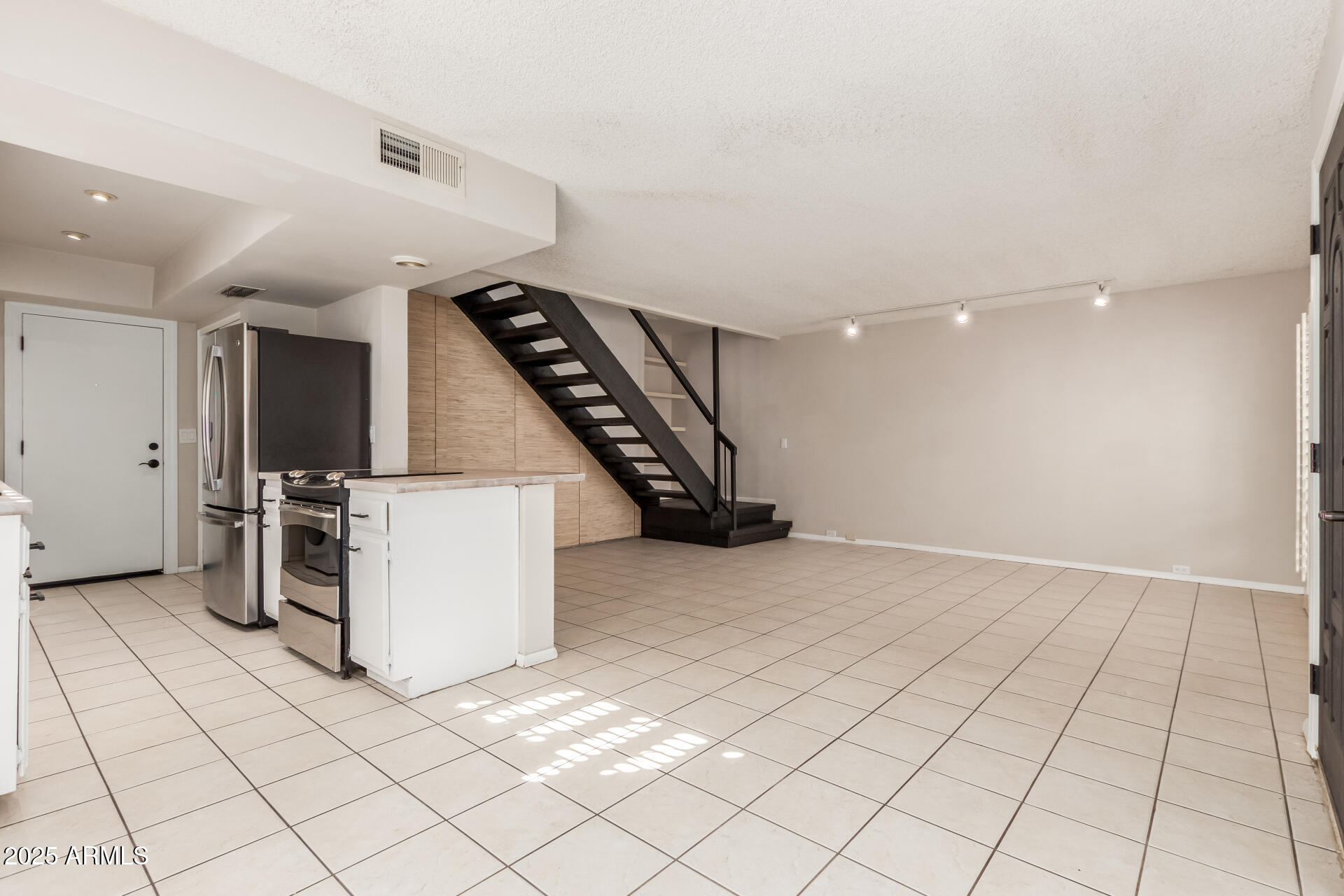 1817 E HAYWARD Avenue, 3