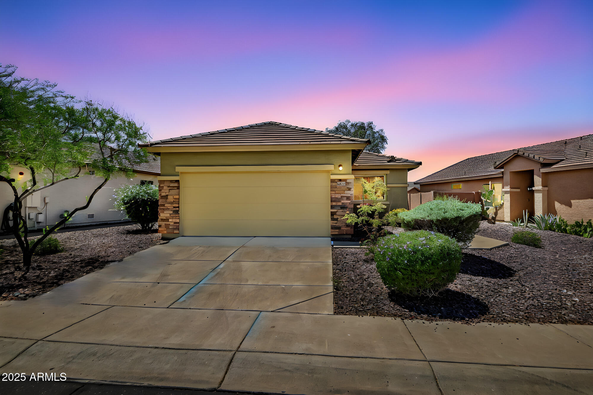 1623 W OWENS Way