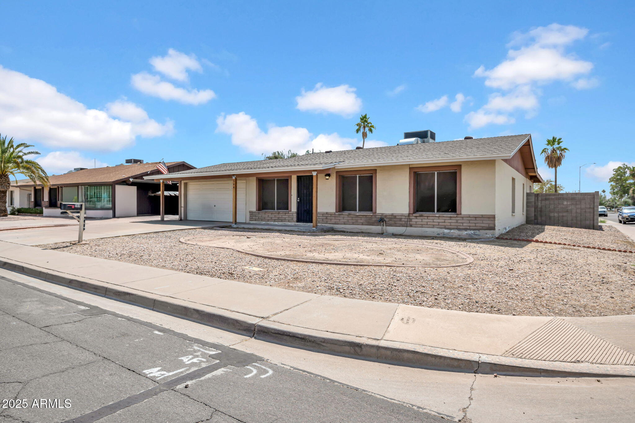 564 N SANTA ANNA Street
