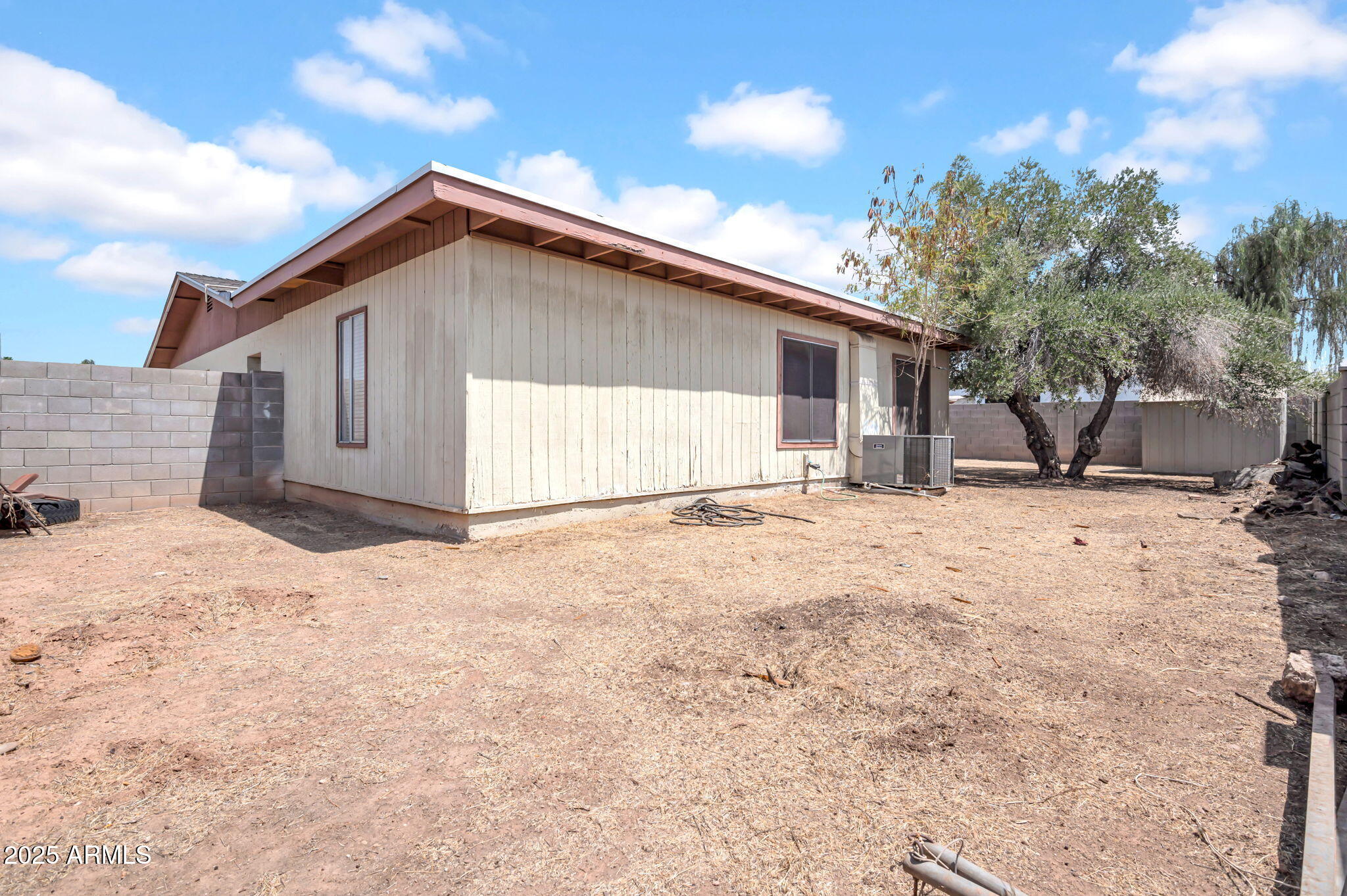 564 N SANTA ANNA Street