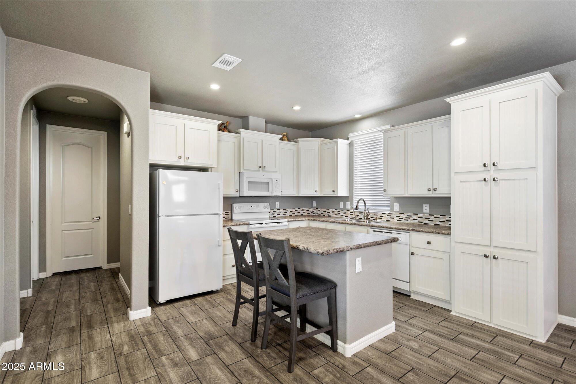 650 N Hawes Road, 3424