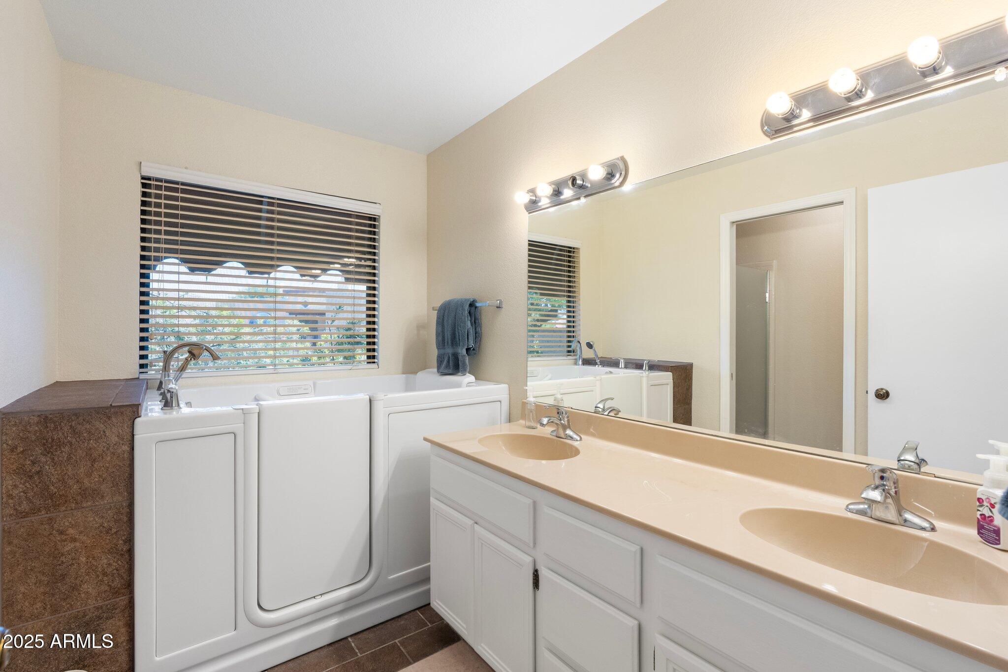 1338 E GREENWAY Circle