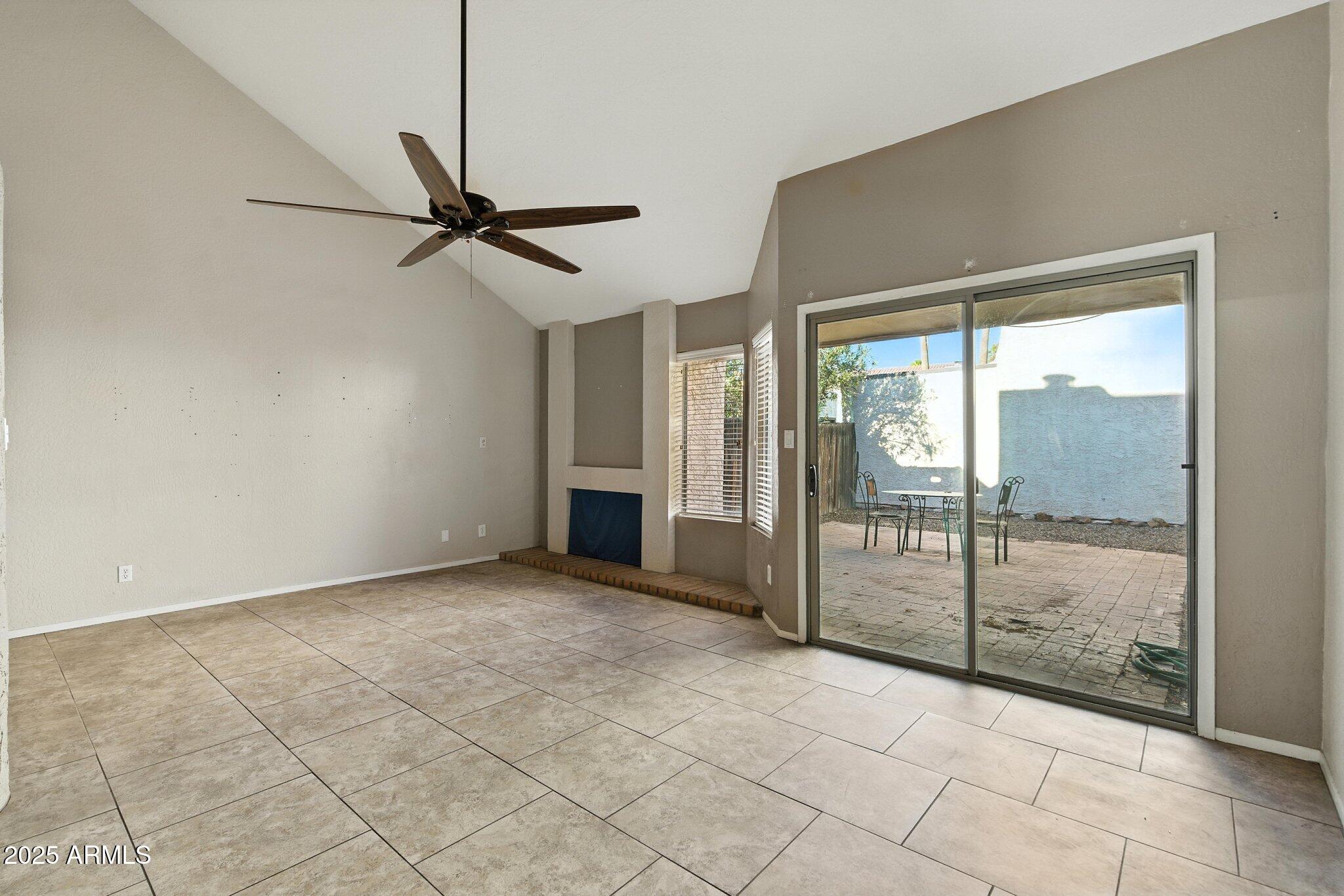 1913 S RIVER Drive