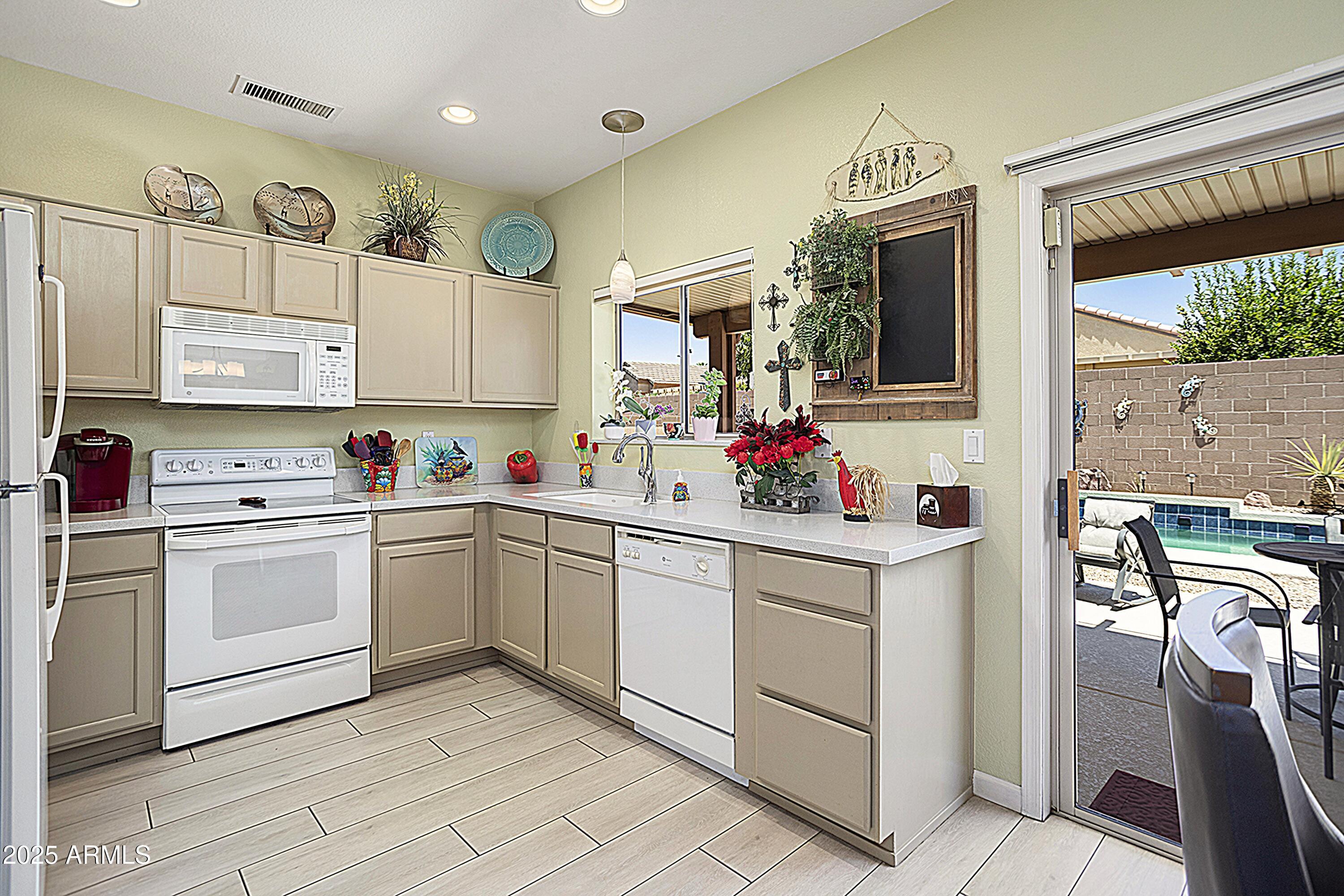 15790 W ARROWHEAD Drive