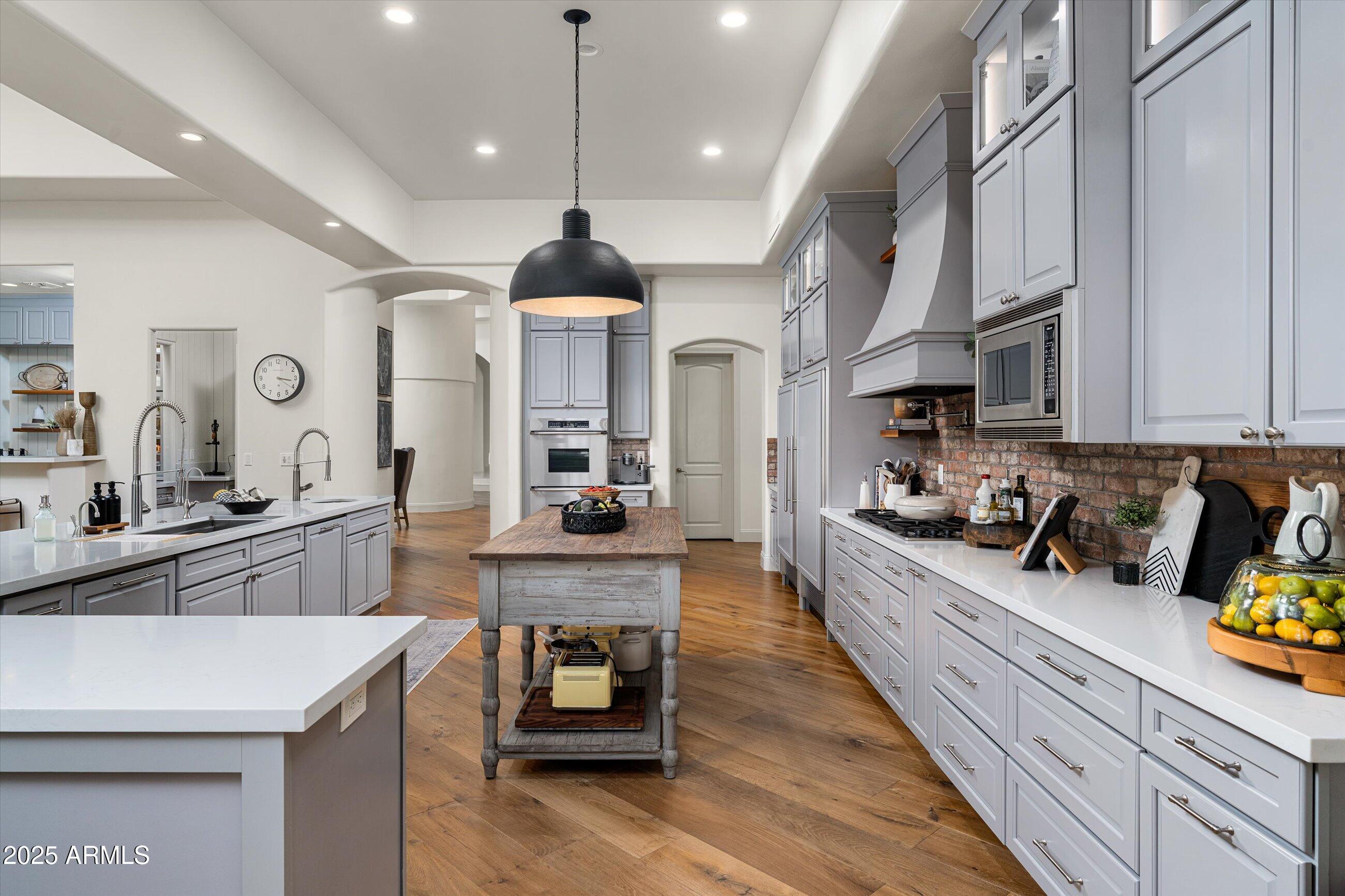 8229 N RIDGEVIEW Drive