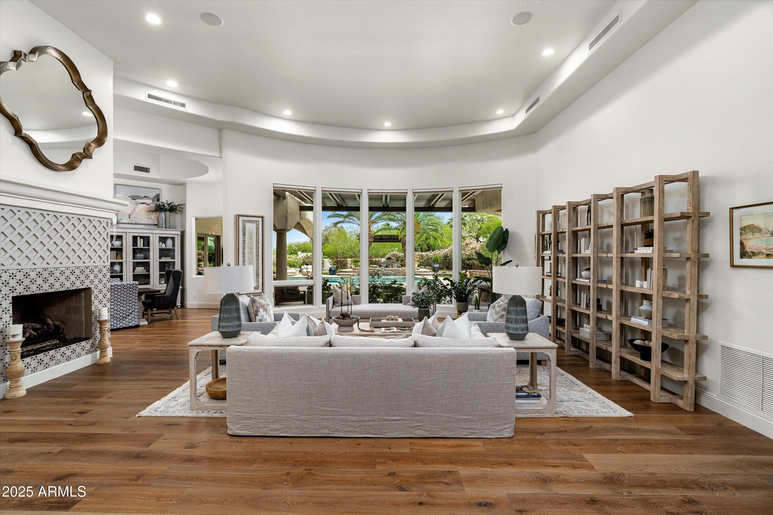 8229 N RIDGEVIEW Drive