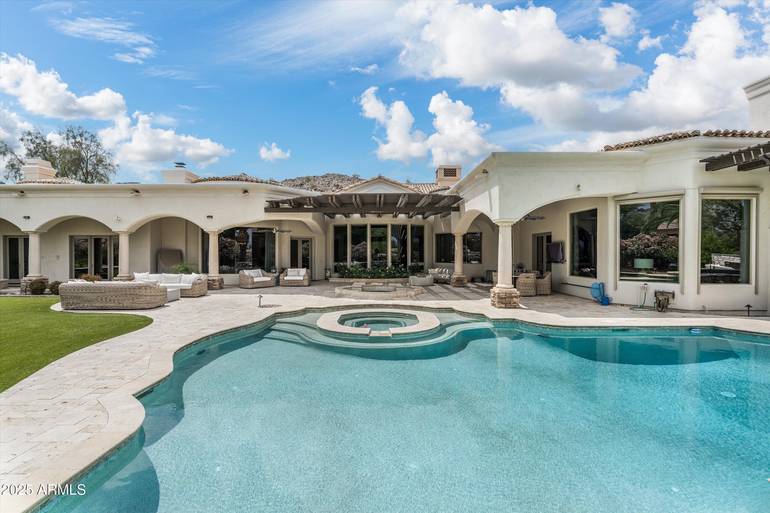 8229 N RIDGEVIEW Drive