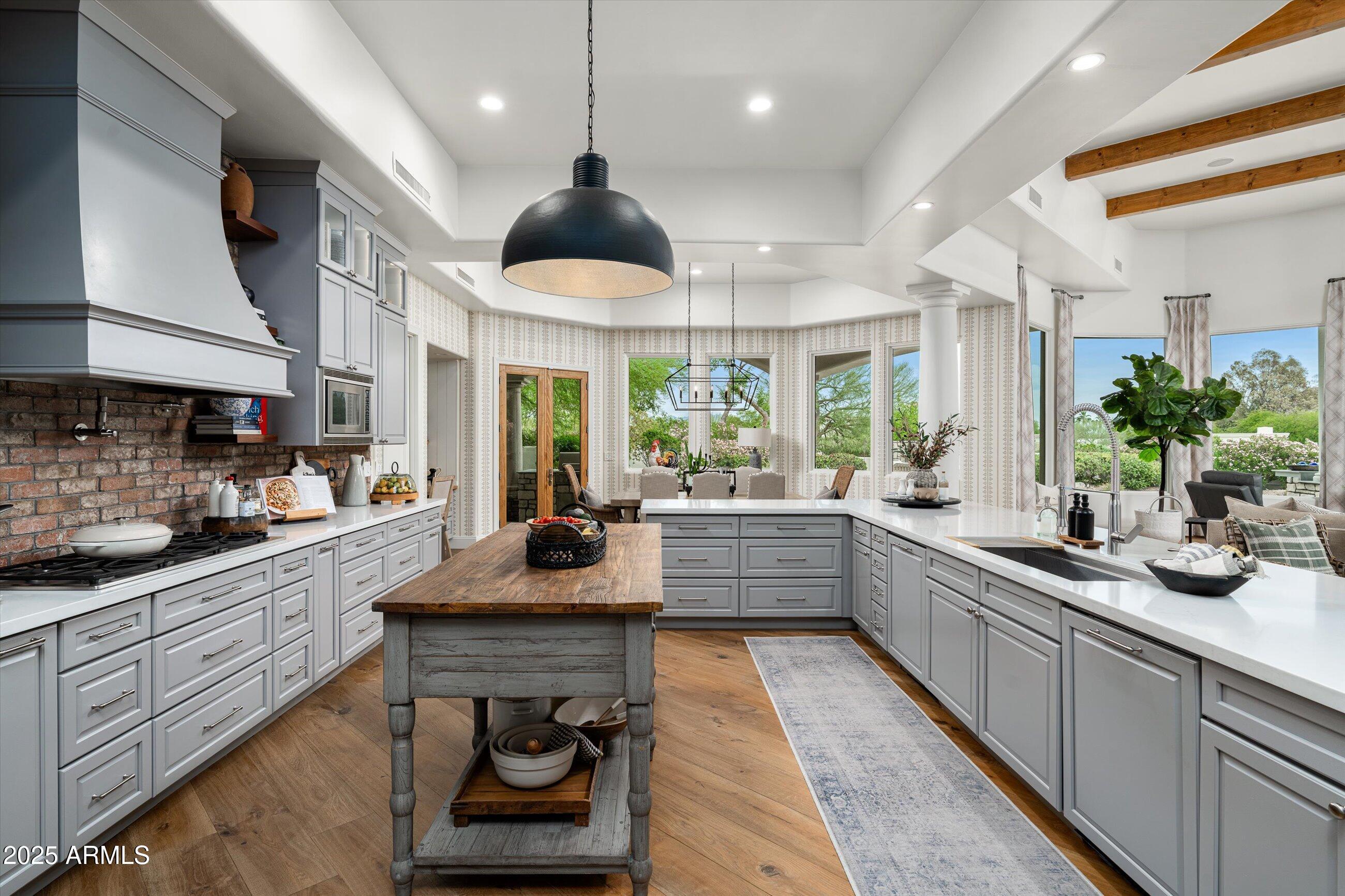 8229 N RIDGEVIEW Drive