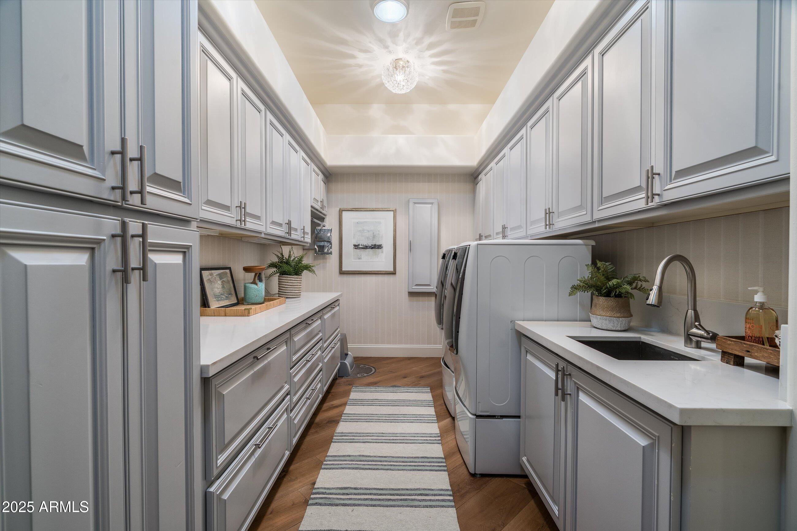 8229 N RIDGEVIEW Drive