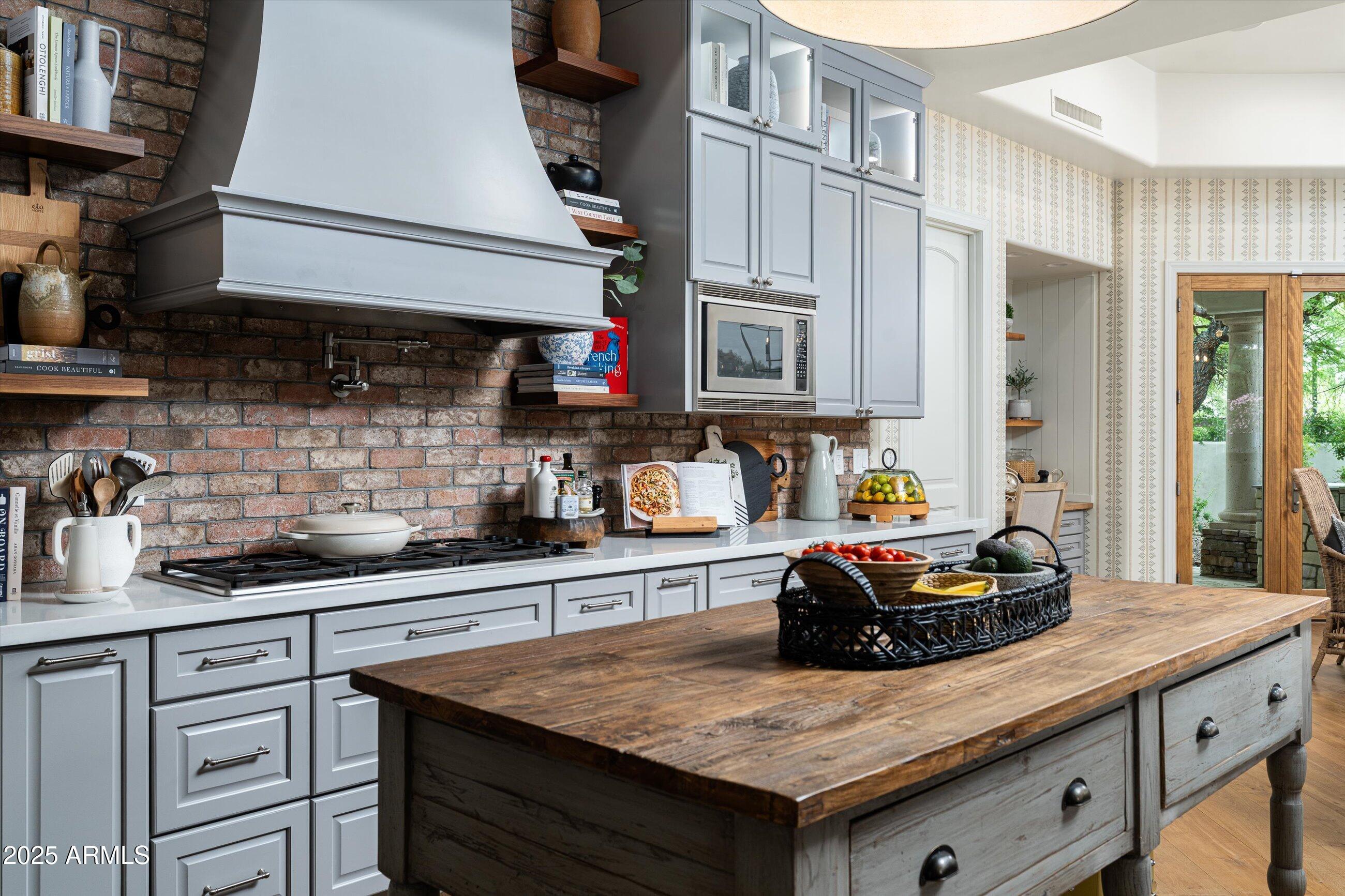 8229 N RIDGEVIEW Drive