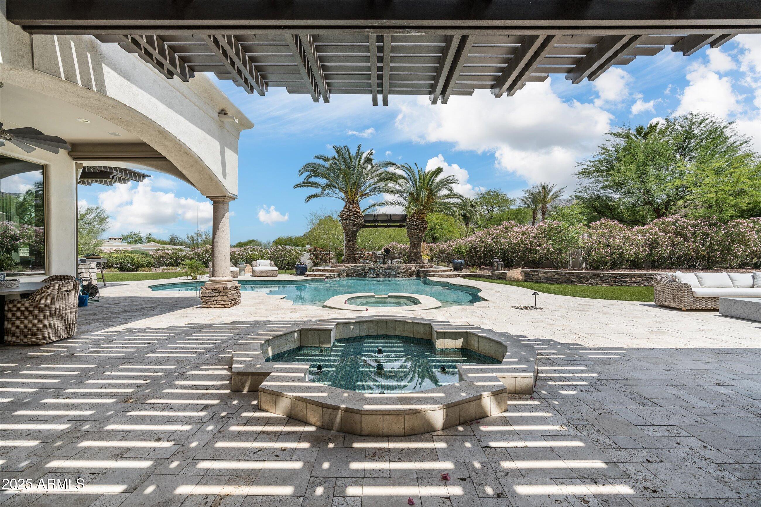 8229 N RIDGEVIEW Drive