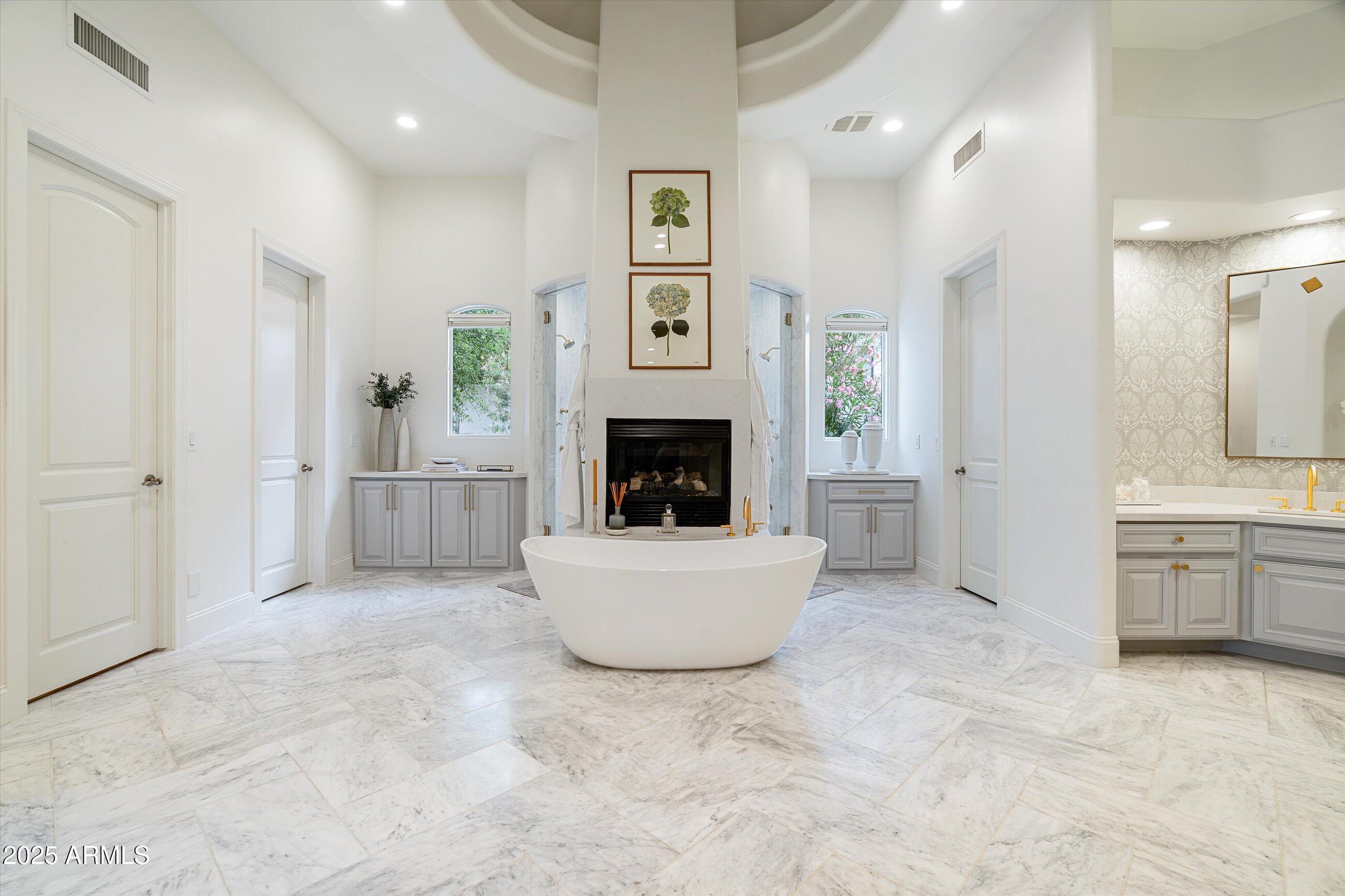 8229 N RIDGEVIEW Drive