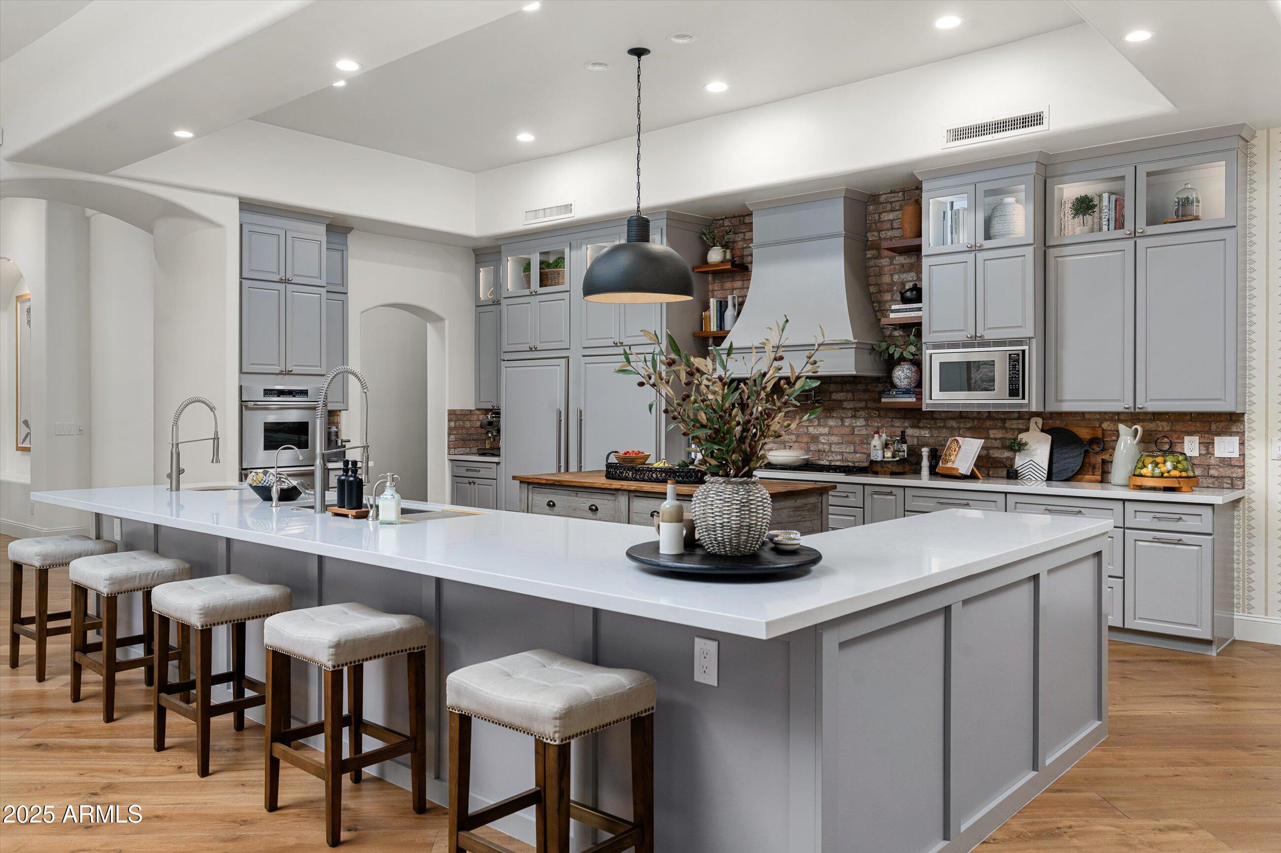 8229 N RIDGEVIEW Drive