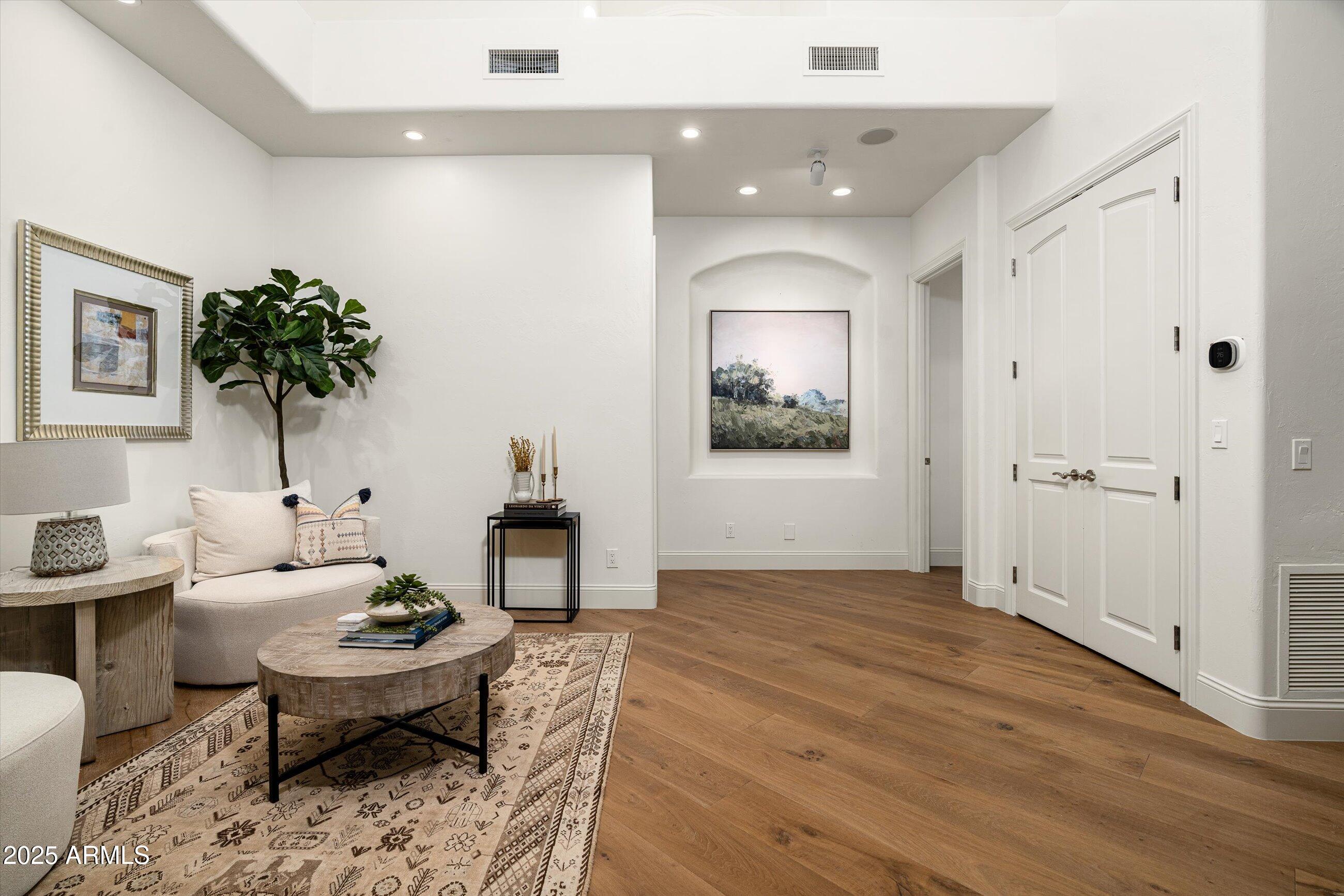 8229 N RIDGEVIEW Drive