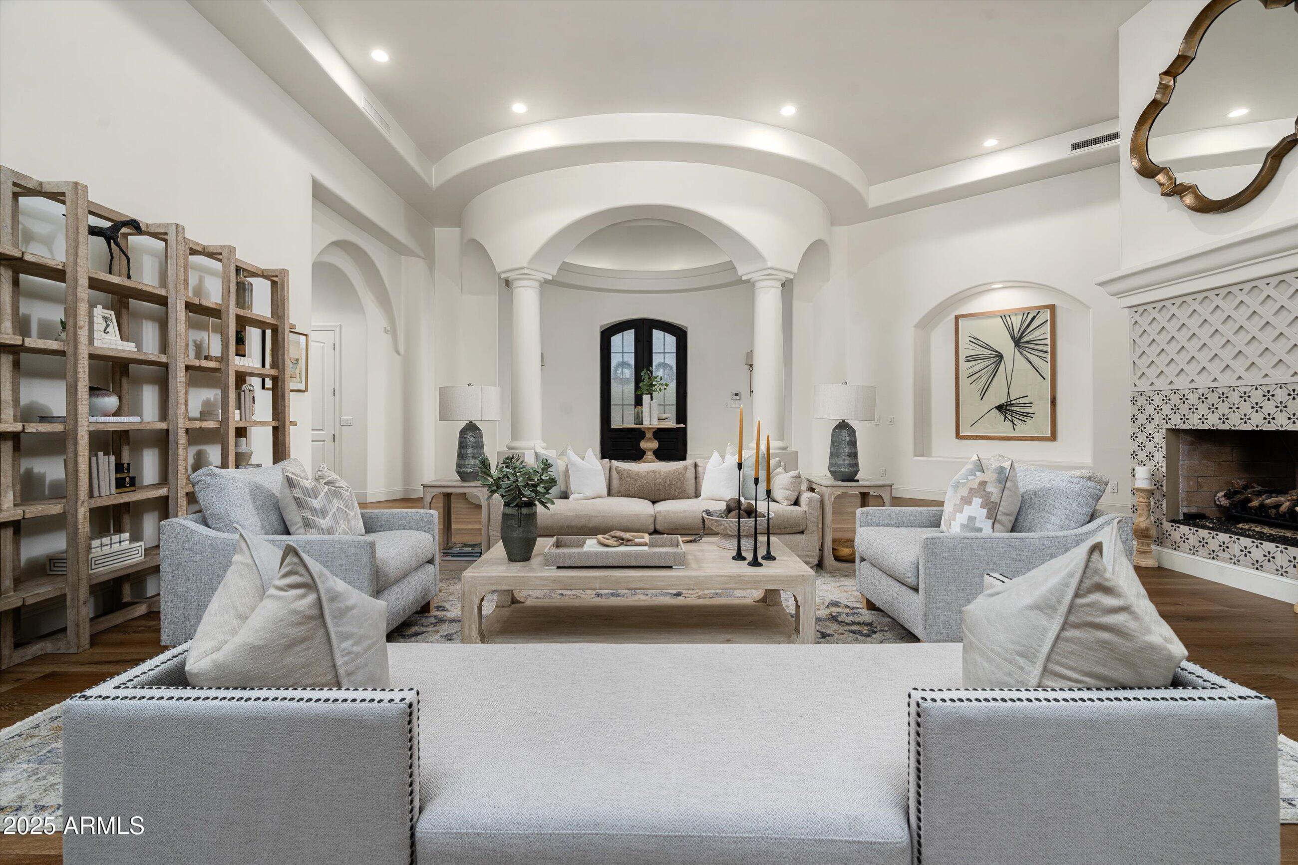 8229 N RIDGEVIEW Drive