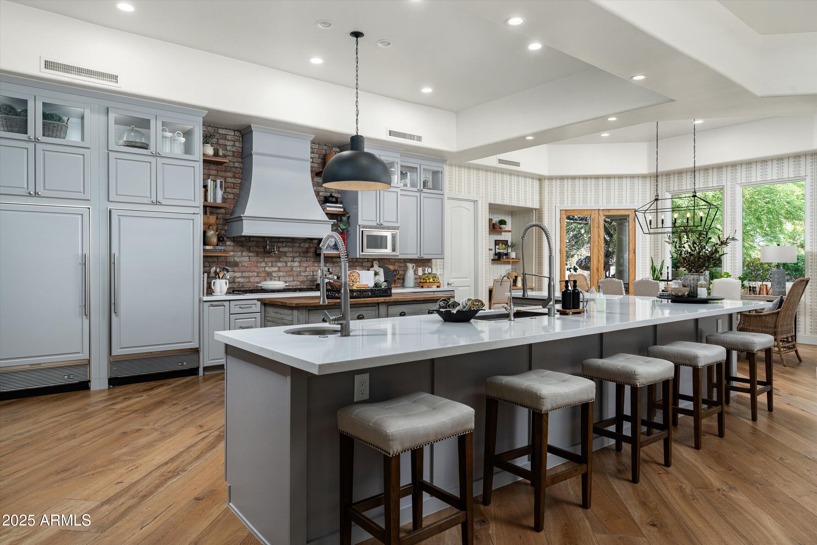 8229 N RIDGEVIEW Drive