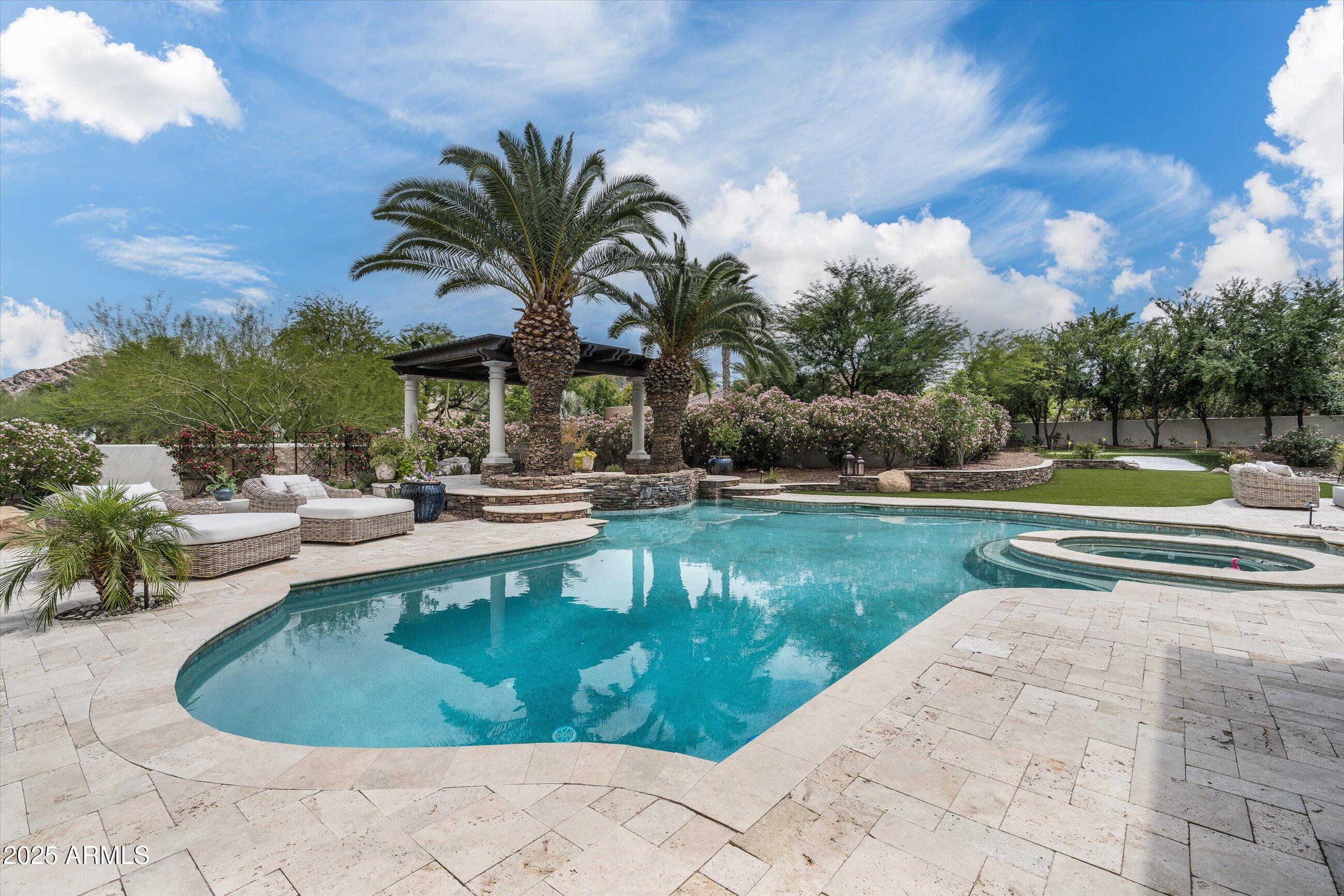 8229 N RIDGEVIEW Drive