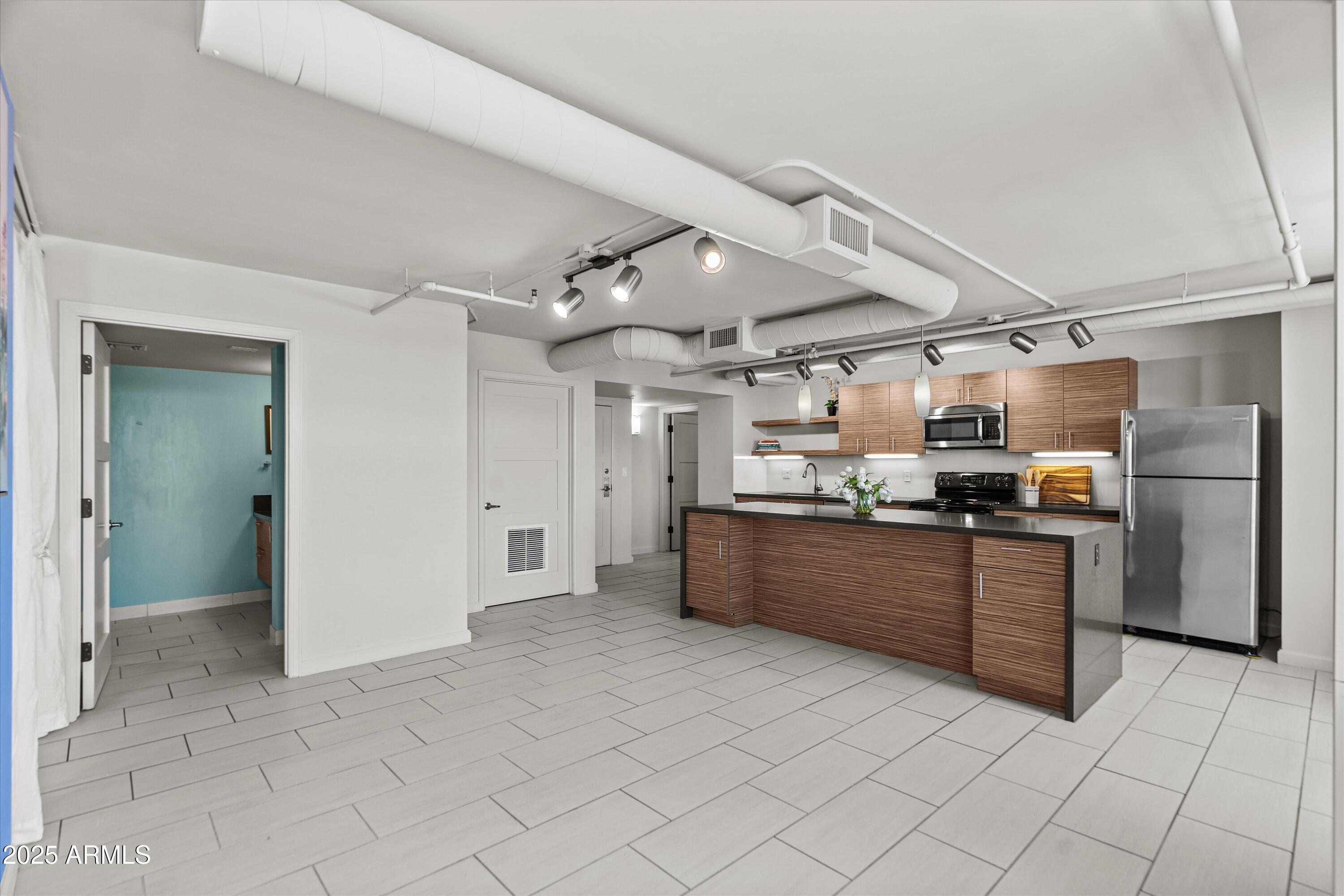 535 W THOMAS Road, 407