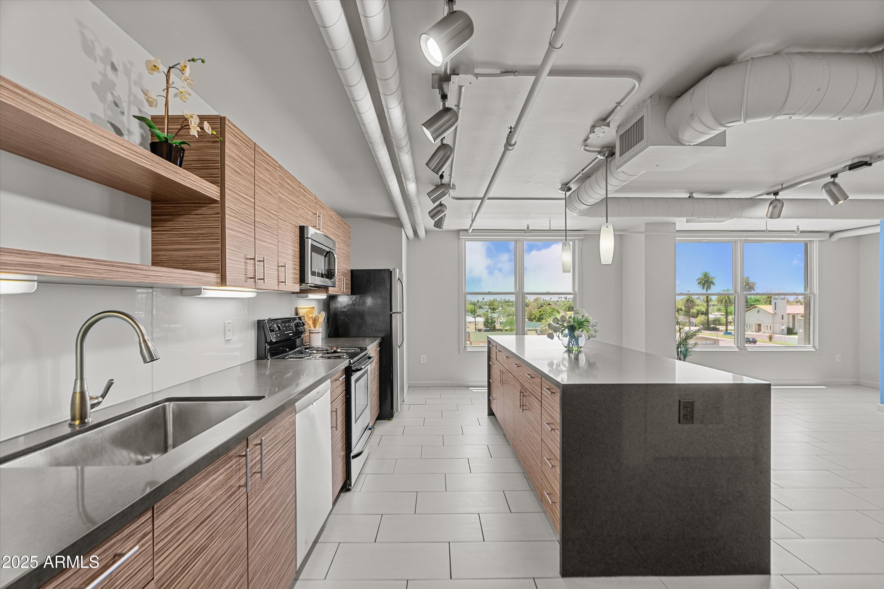 535 W THOMAS Road, 407