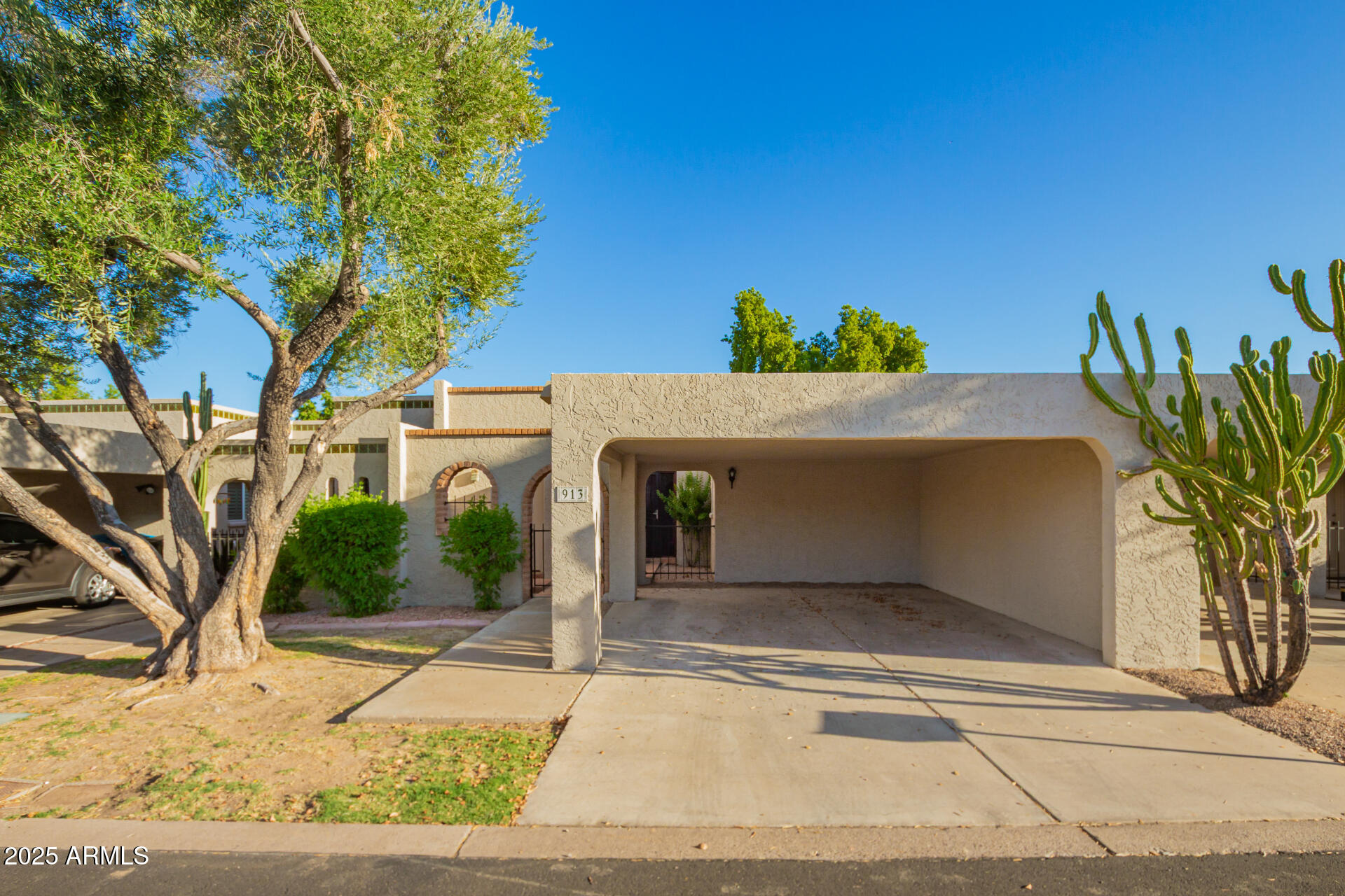 913 E BERYL Avenue
