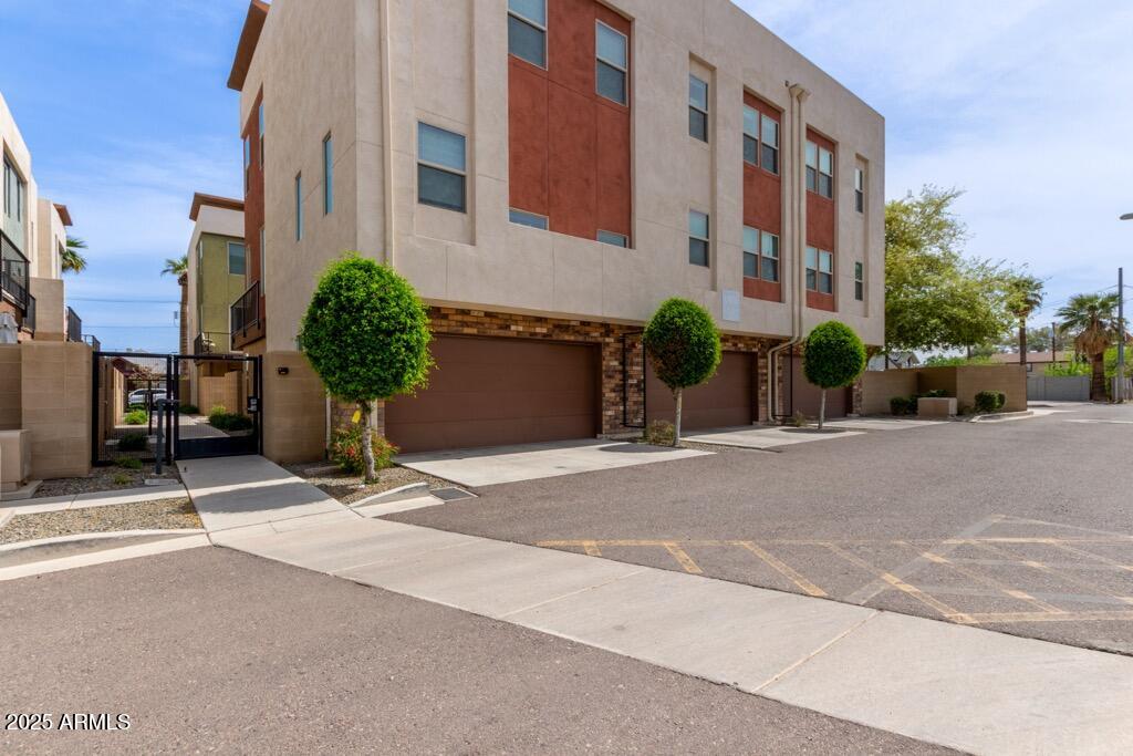 820 N 8TH Avenue, 14