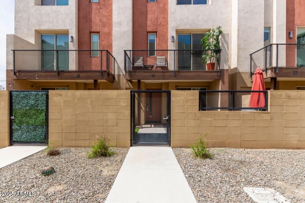 820 N 8TH Avenue, 14