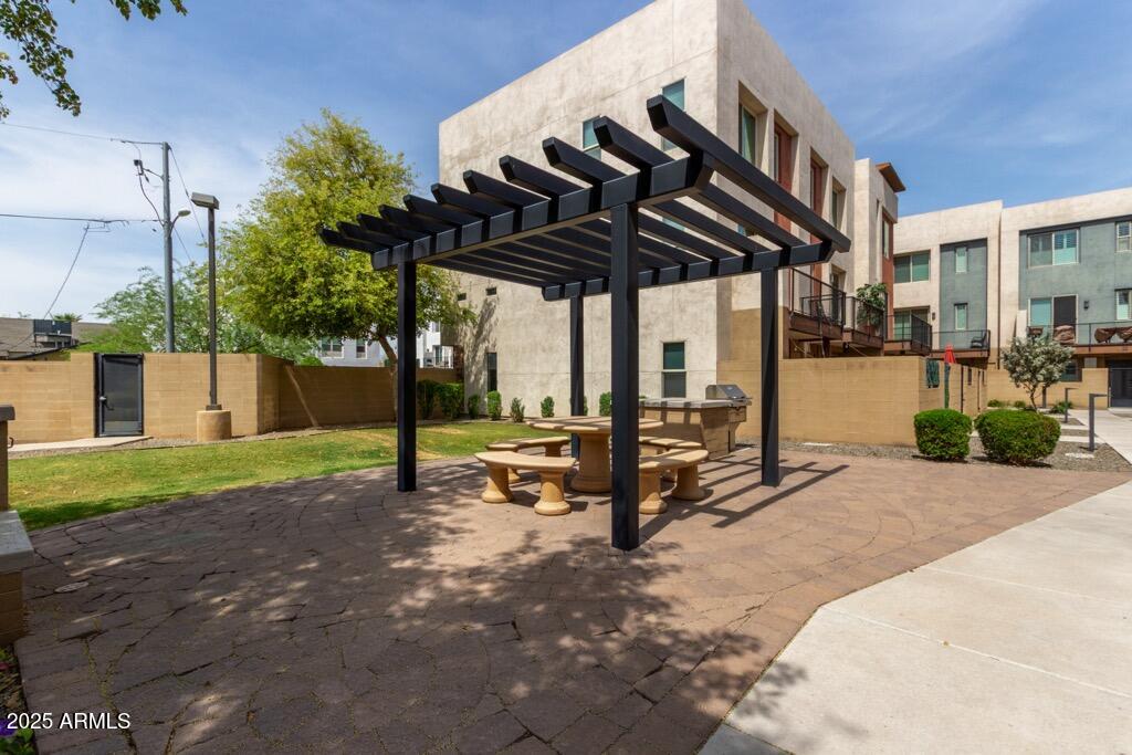 820 N 8TH Avenue, 14