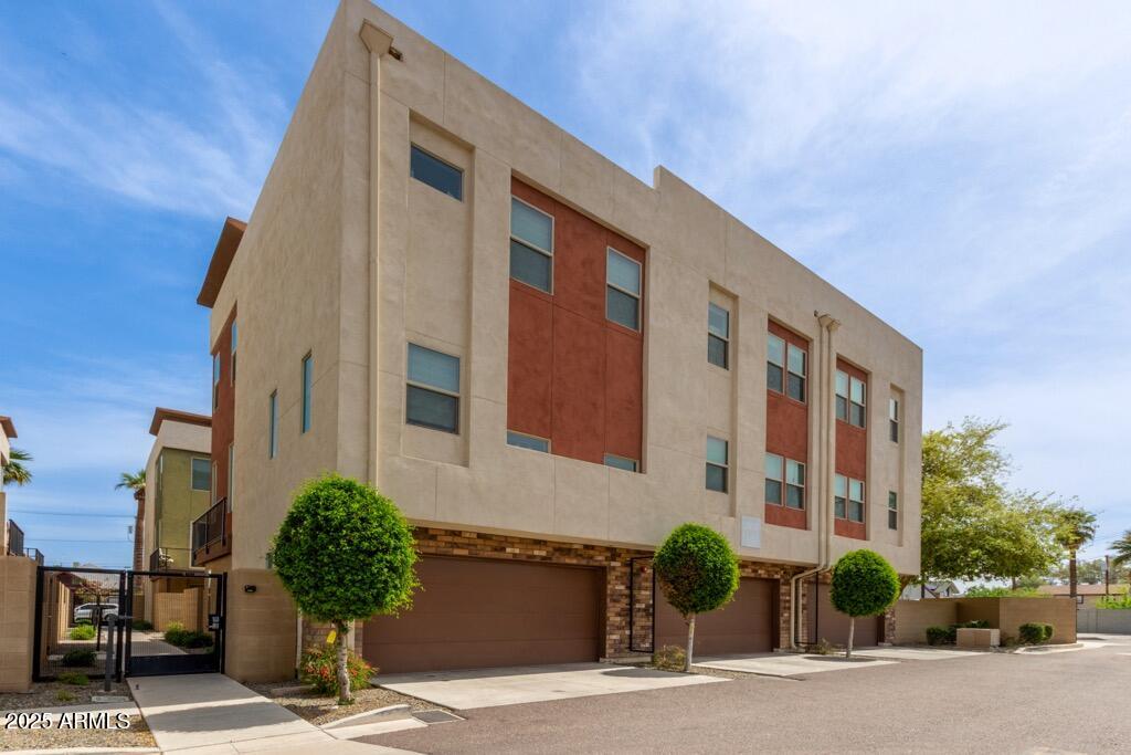 820 N 8TH Avenue, 14