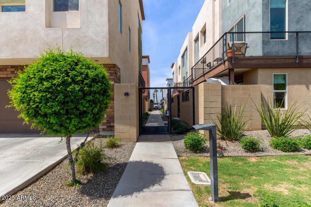 820 N 8TH Avenue, 14