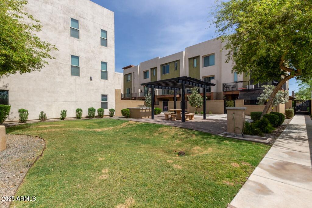 820 N 8TH Avenue, 14