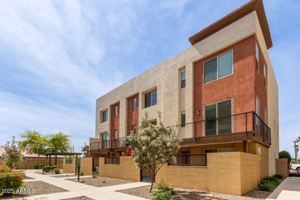 820 N 8TH Avenue, 14