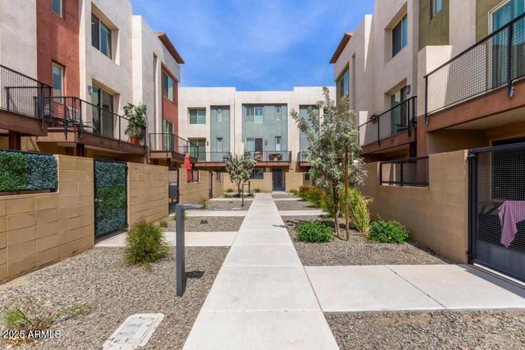 820 N 8TH Avenue, 14