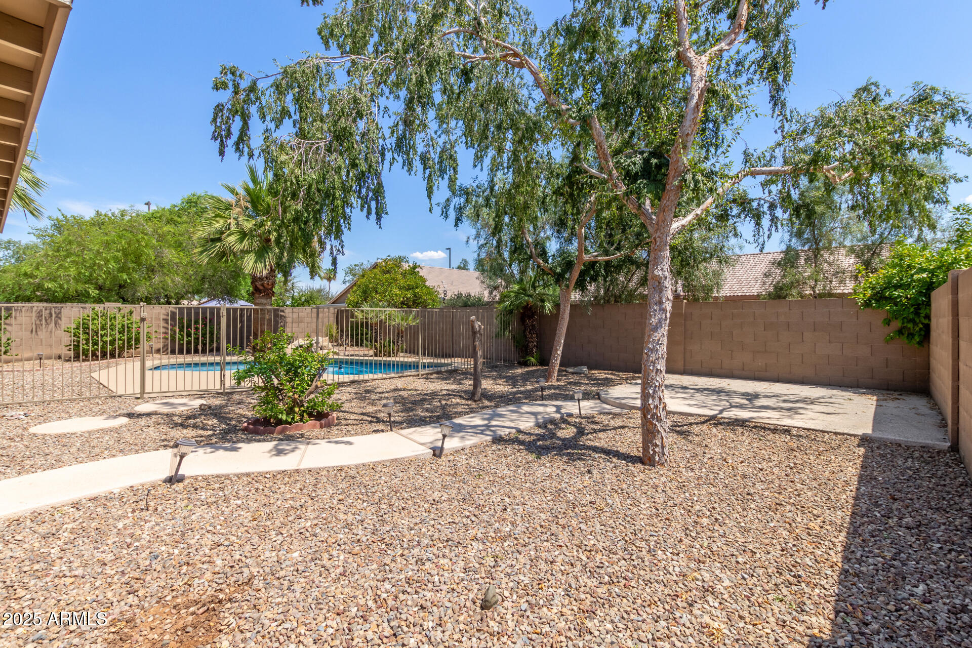 233 W BAYLOR Lane