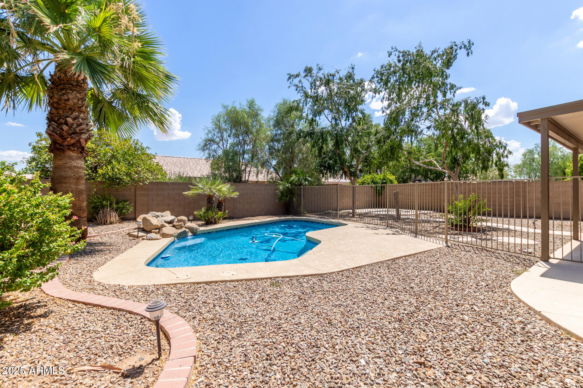 233 W BAYLOR Lane