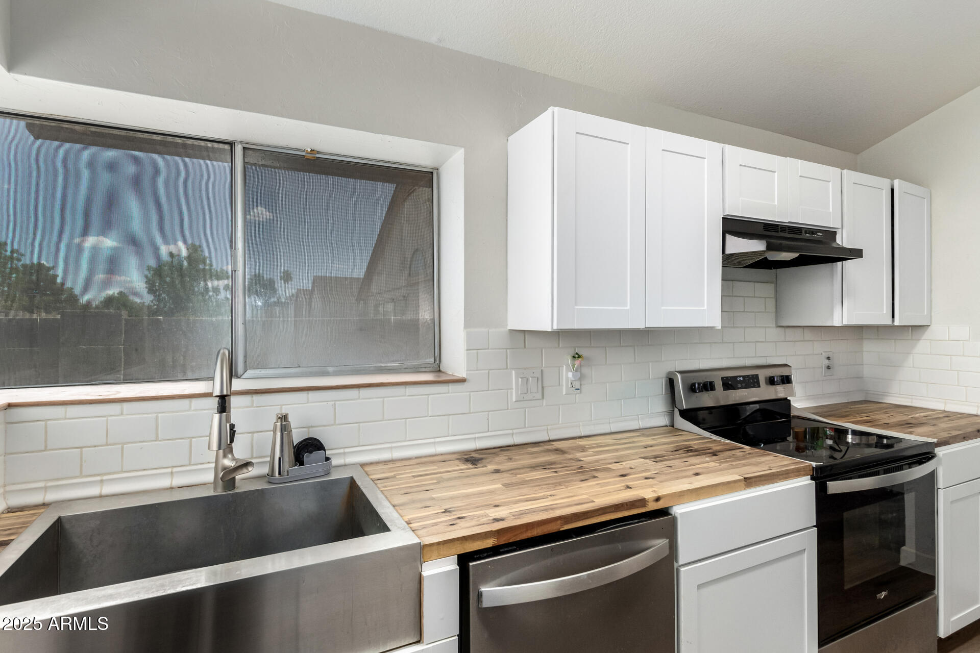1214 W ESTRELLA Drive