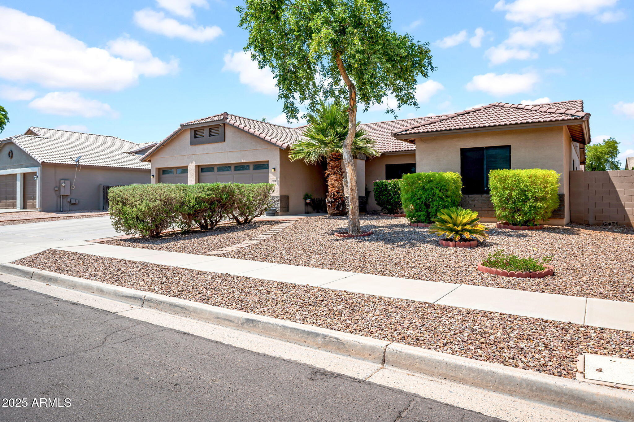 7814 W ENCINAS Lane