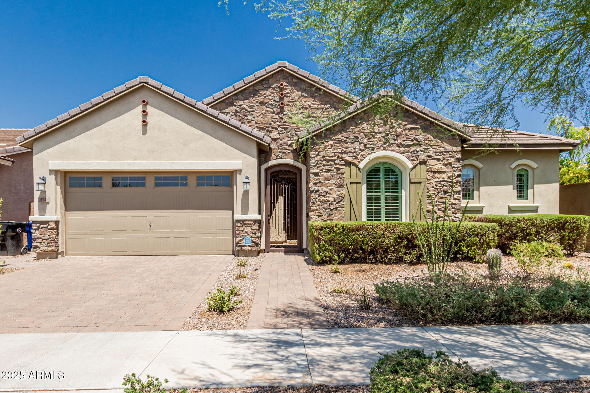 10742 E SIMONE Avenue