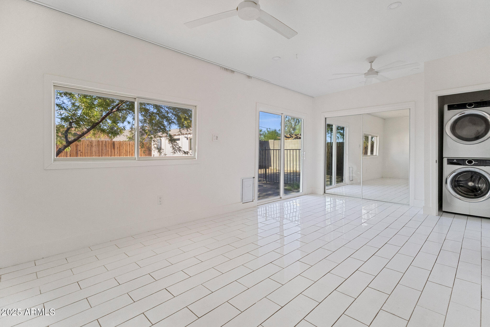 1950 W PALM Lane