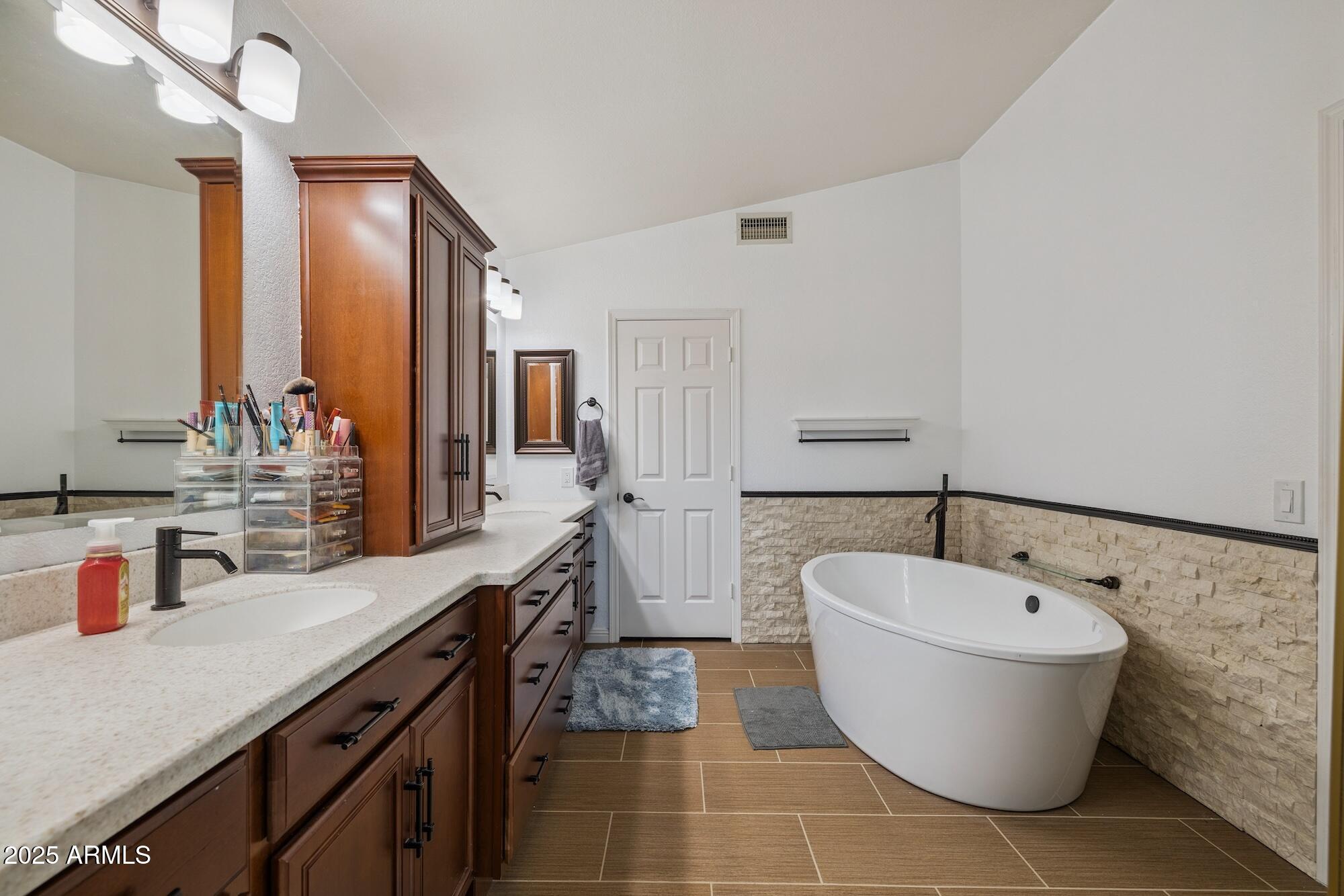 3921 E DESERT FLOWER Lane