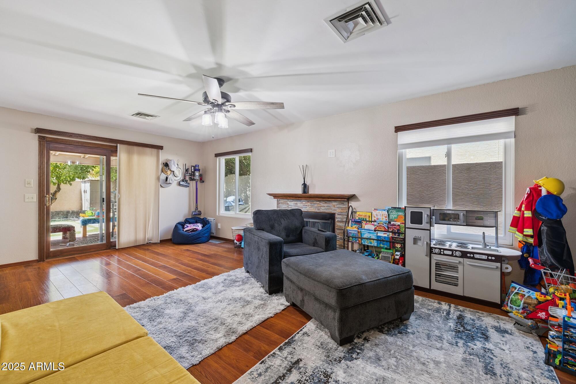 3921 E DESERT FLOWER Lane