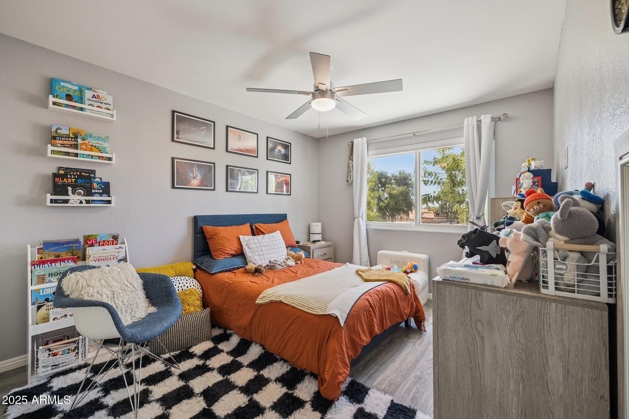 3921 E DESERT FLOWER Lane