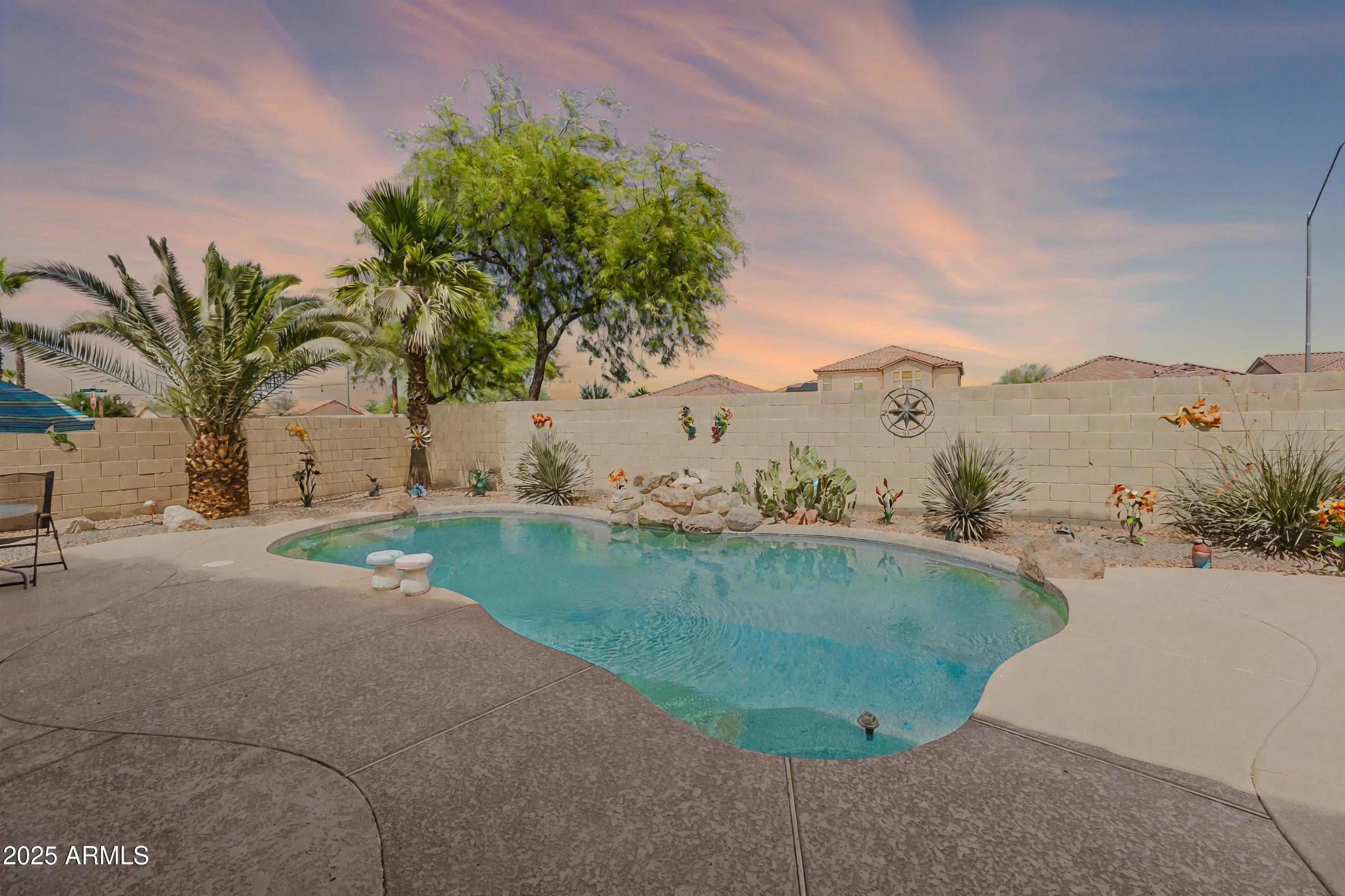 1944 N LORETTA Place