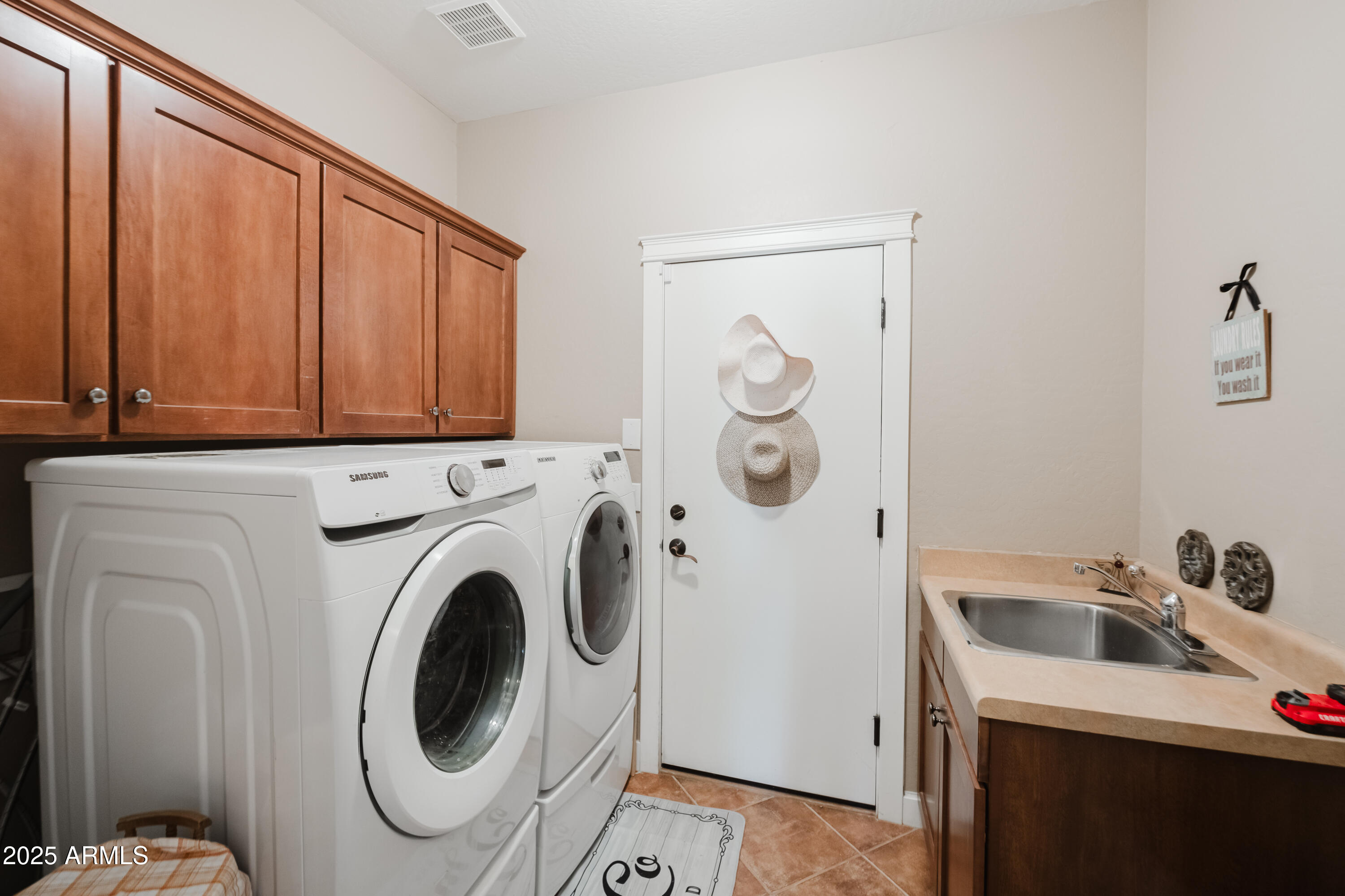 1944 N LORETTA Place