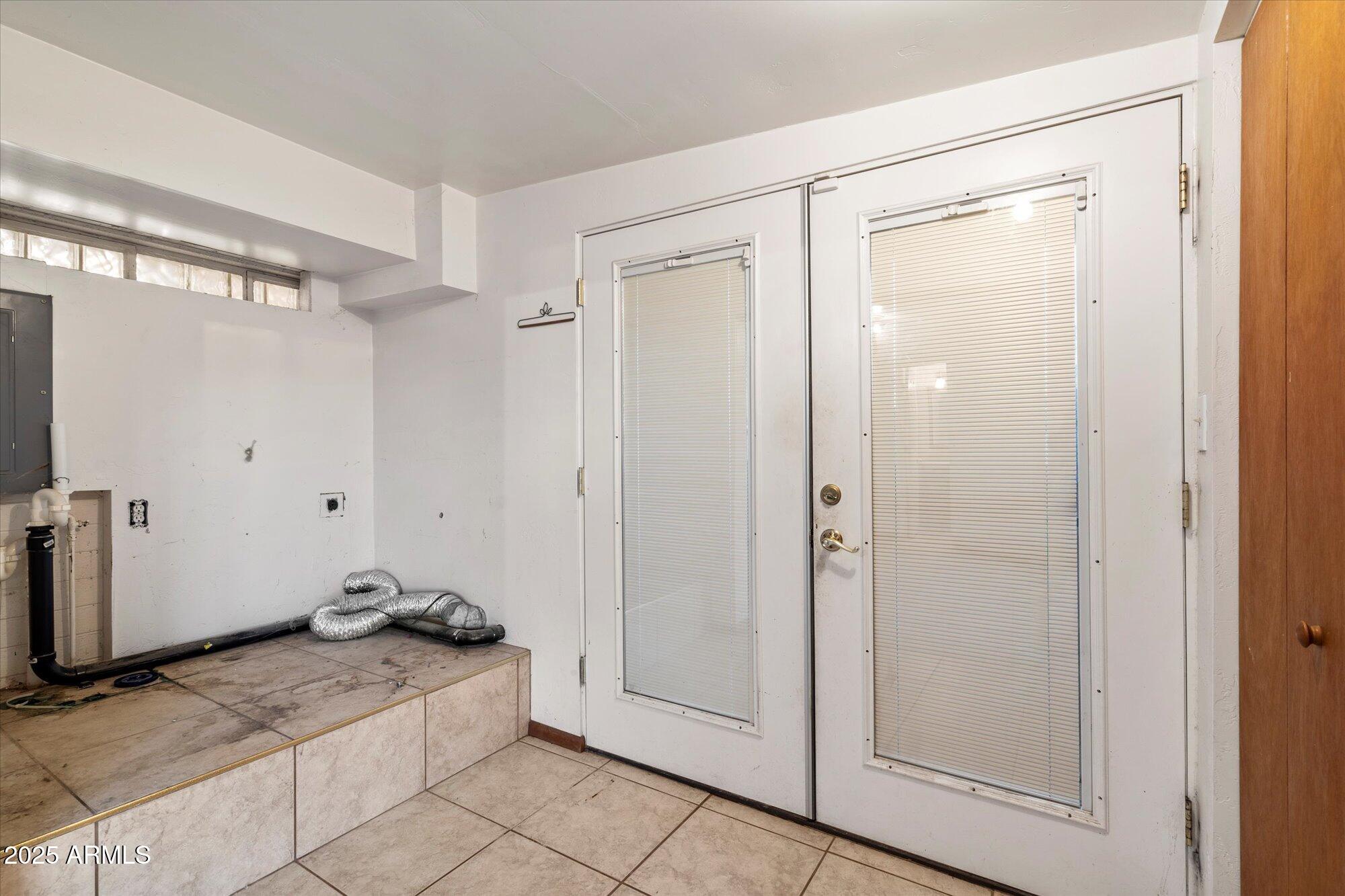 835 W HERMOSA Drive