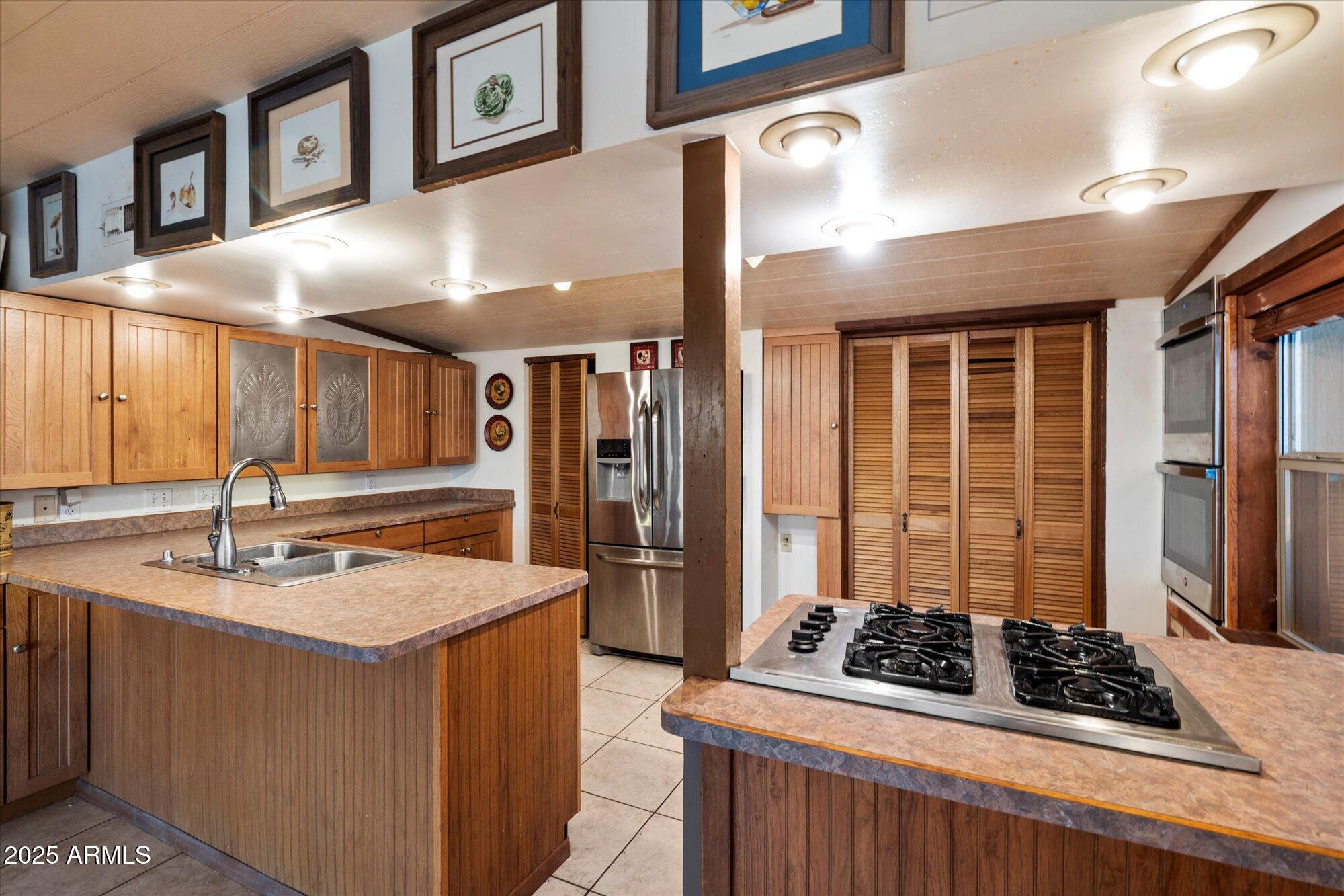 835 W HERMOSA Drive