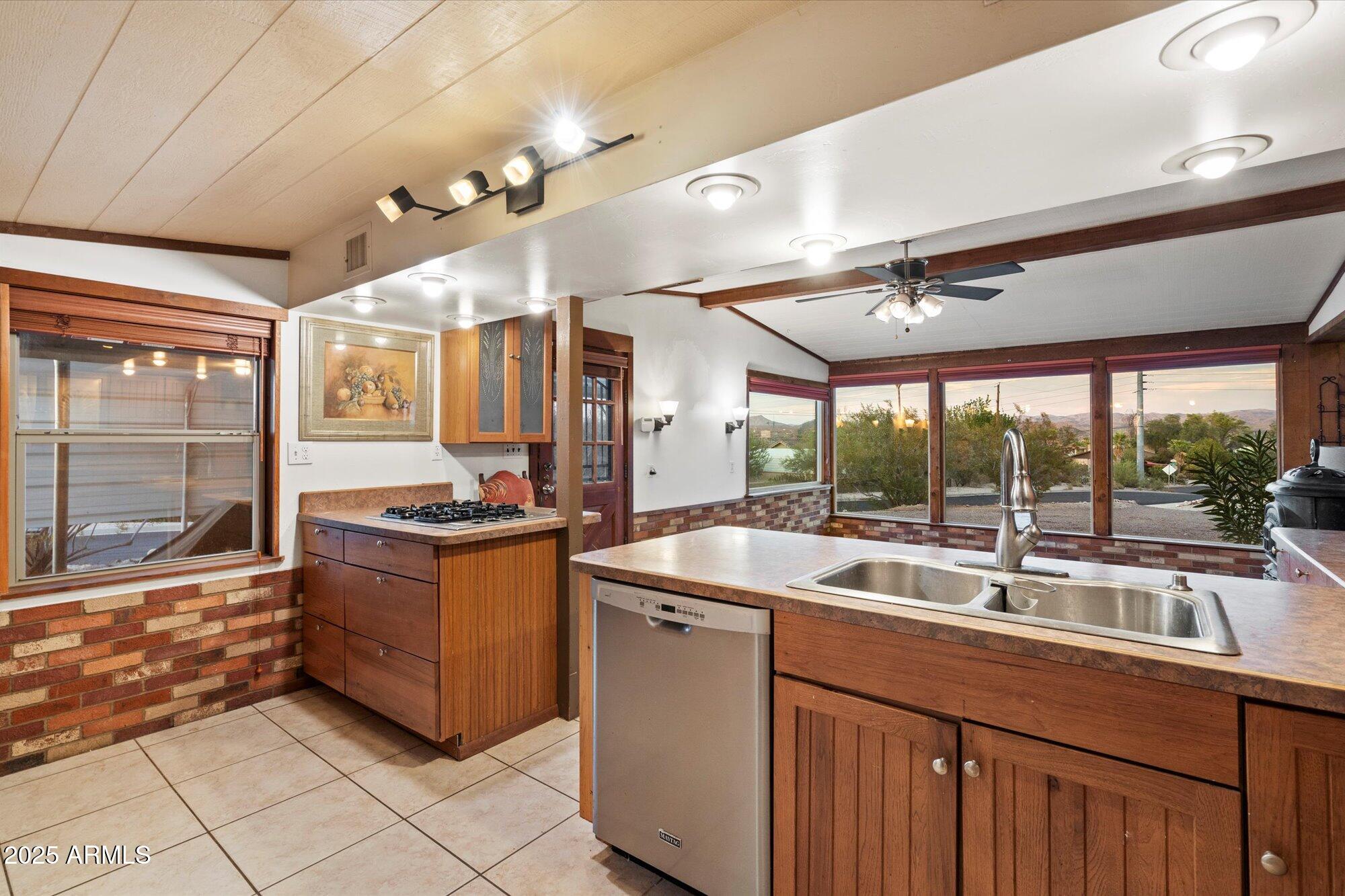 835 W HERMOSA Drive