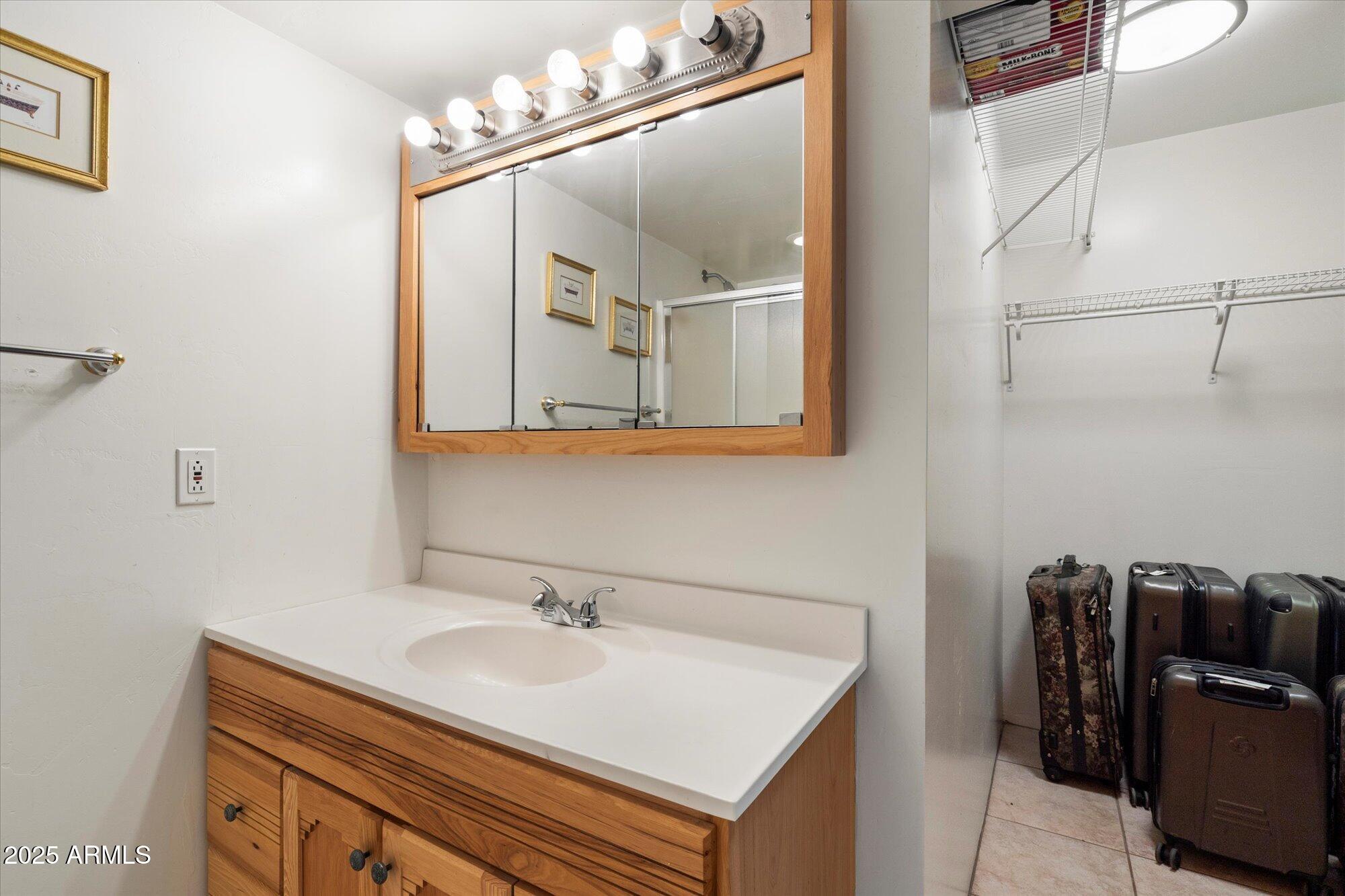 835 W HERMOSA Drive