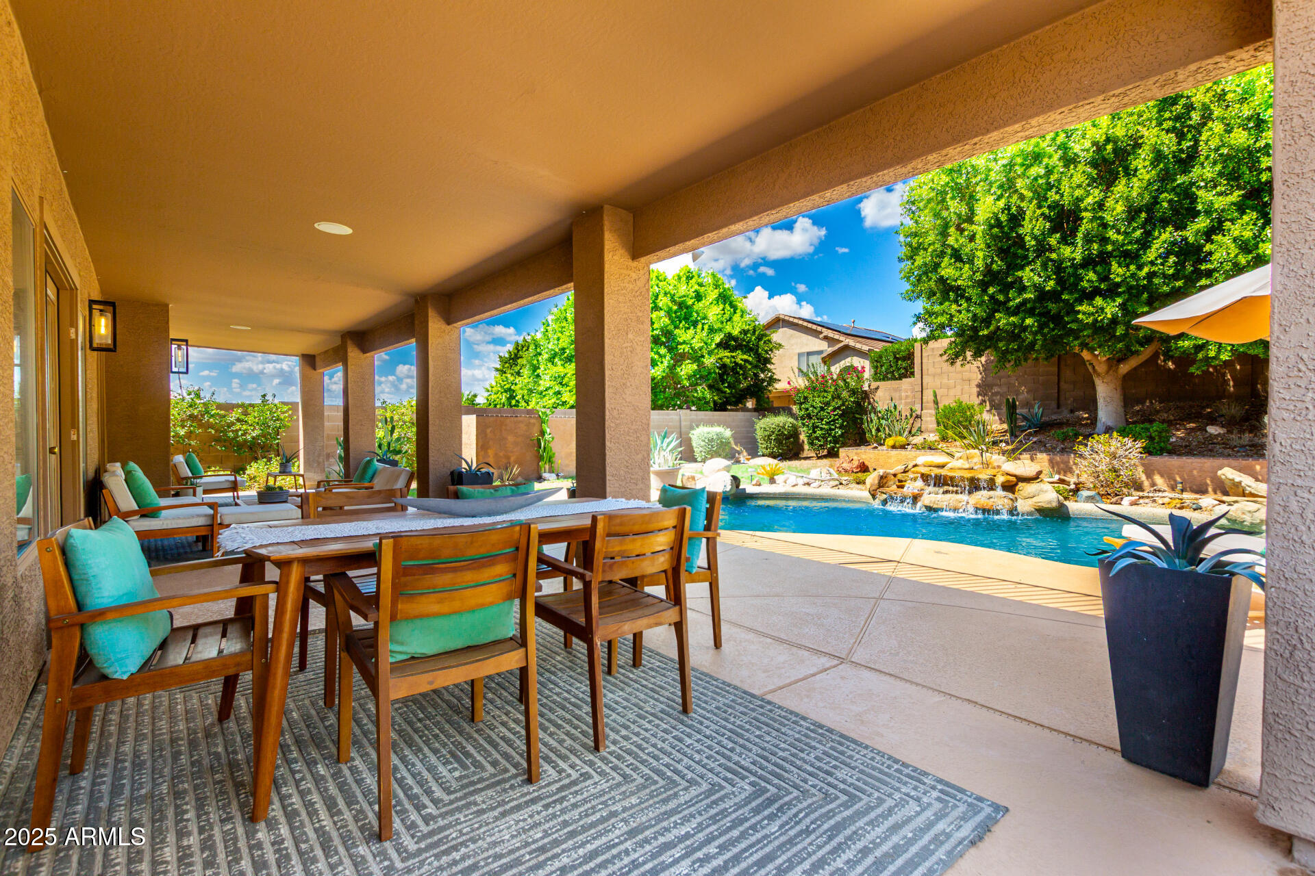 6320 W HONEYSUCKLE Drive